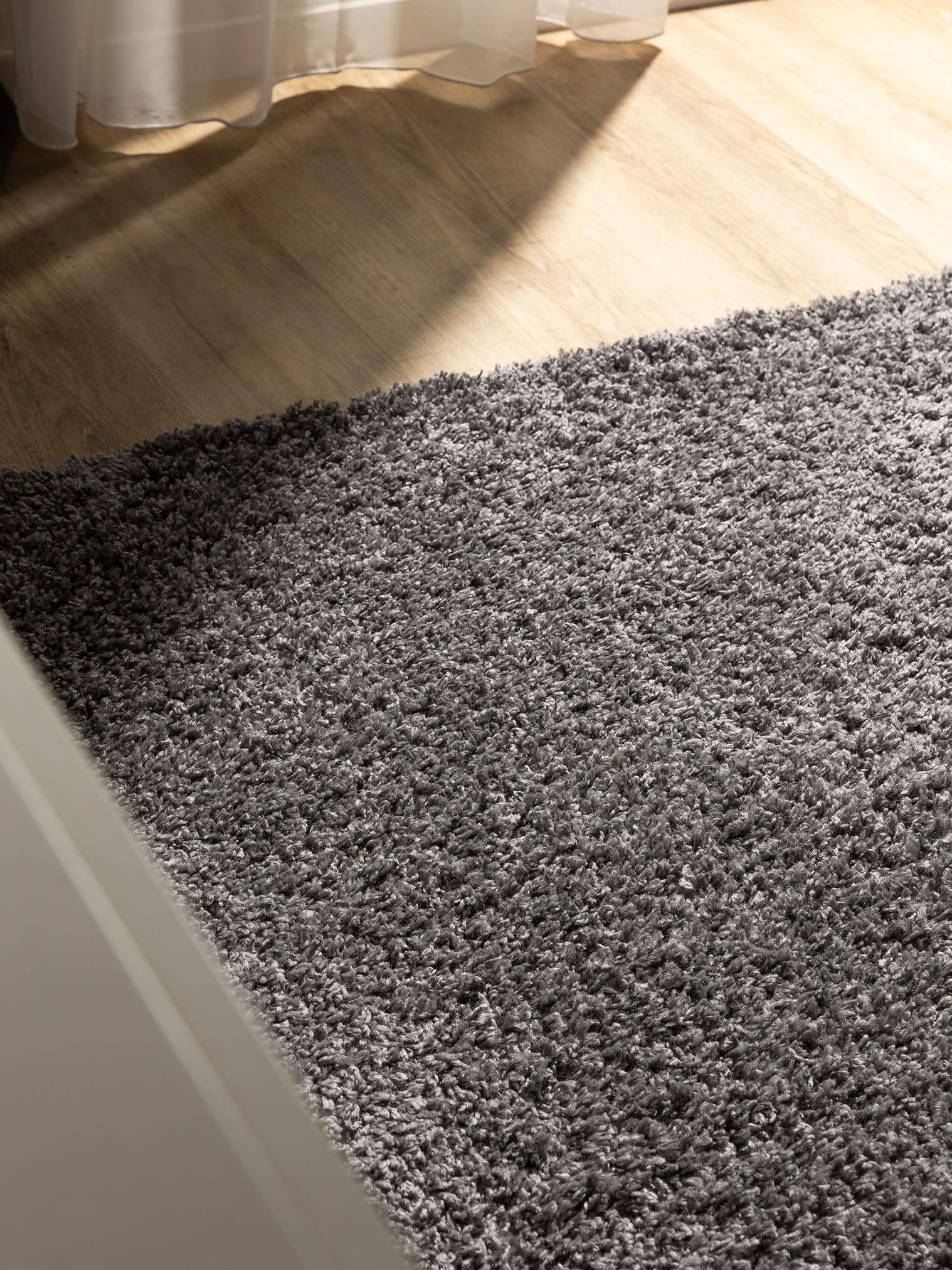 Teppich aus 100% Polypropylen in Grau mit 31 bis 40 mm hohem Flor von benuta Basic