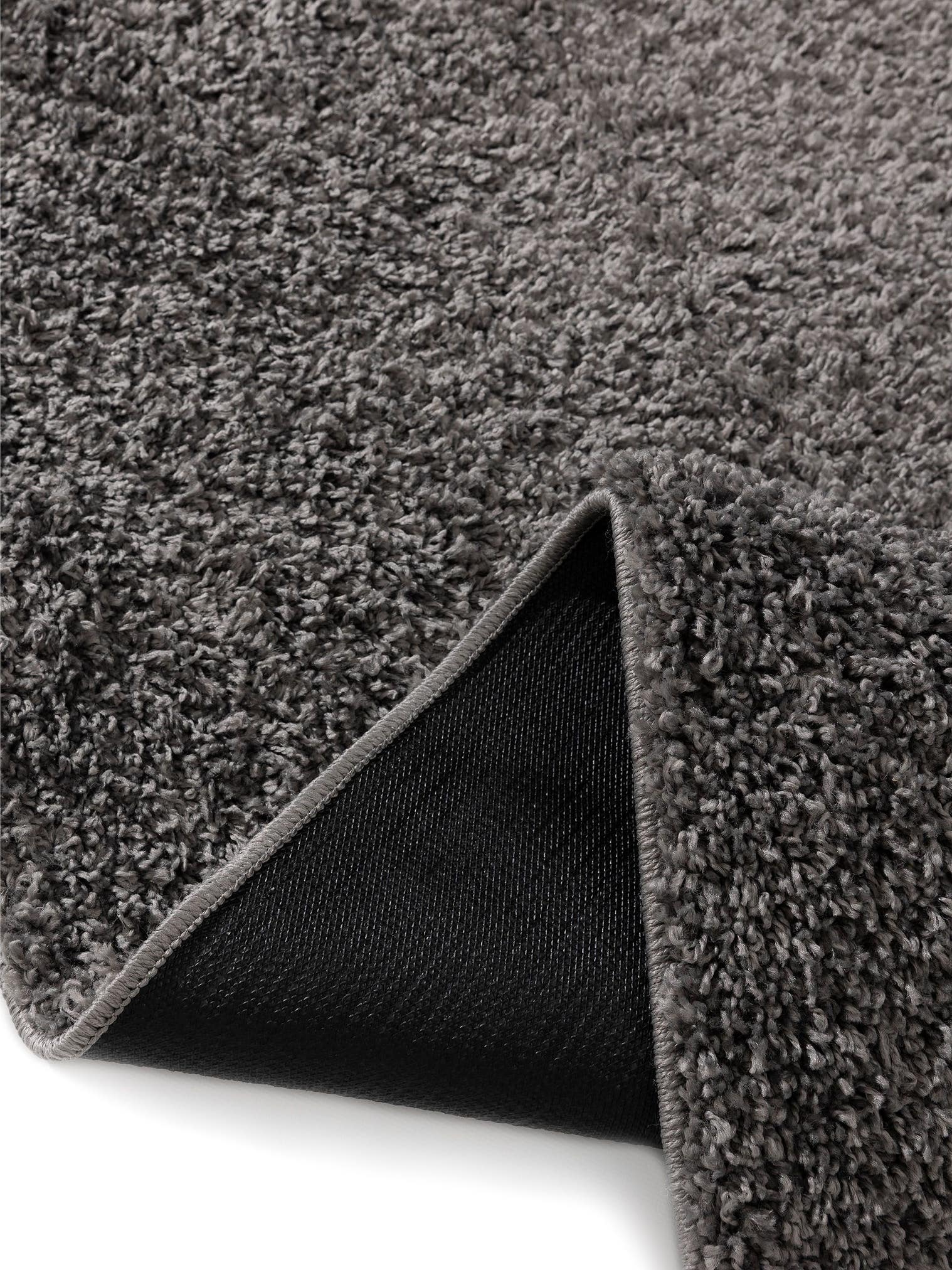 Teppich aus 100% Polypropylen in Grau mit 31 bis 40 mm hohem Flor von benuta Basic