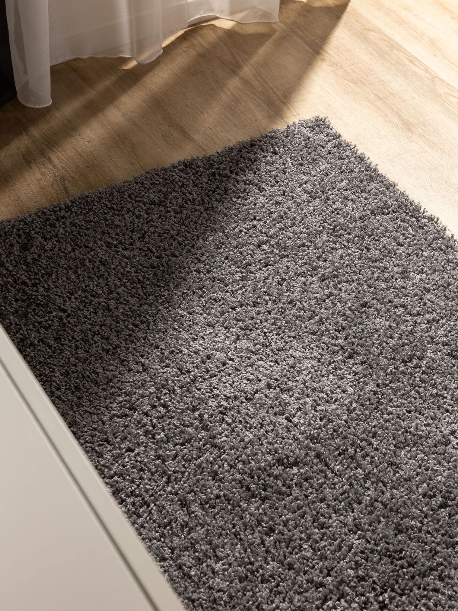Teppich aus 100% Polypropylen in Grau mit 31 bis 40 mm hohem Flor von benuta Basic