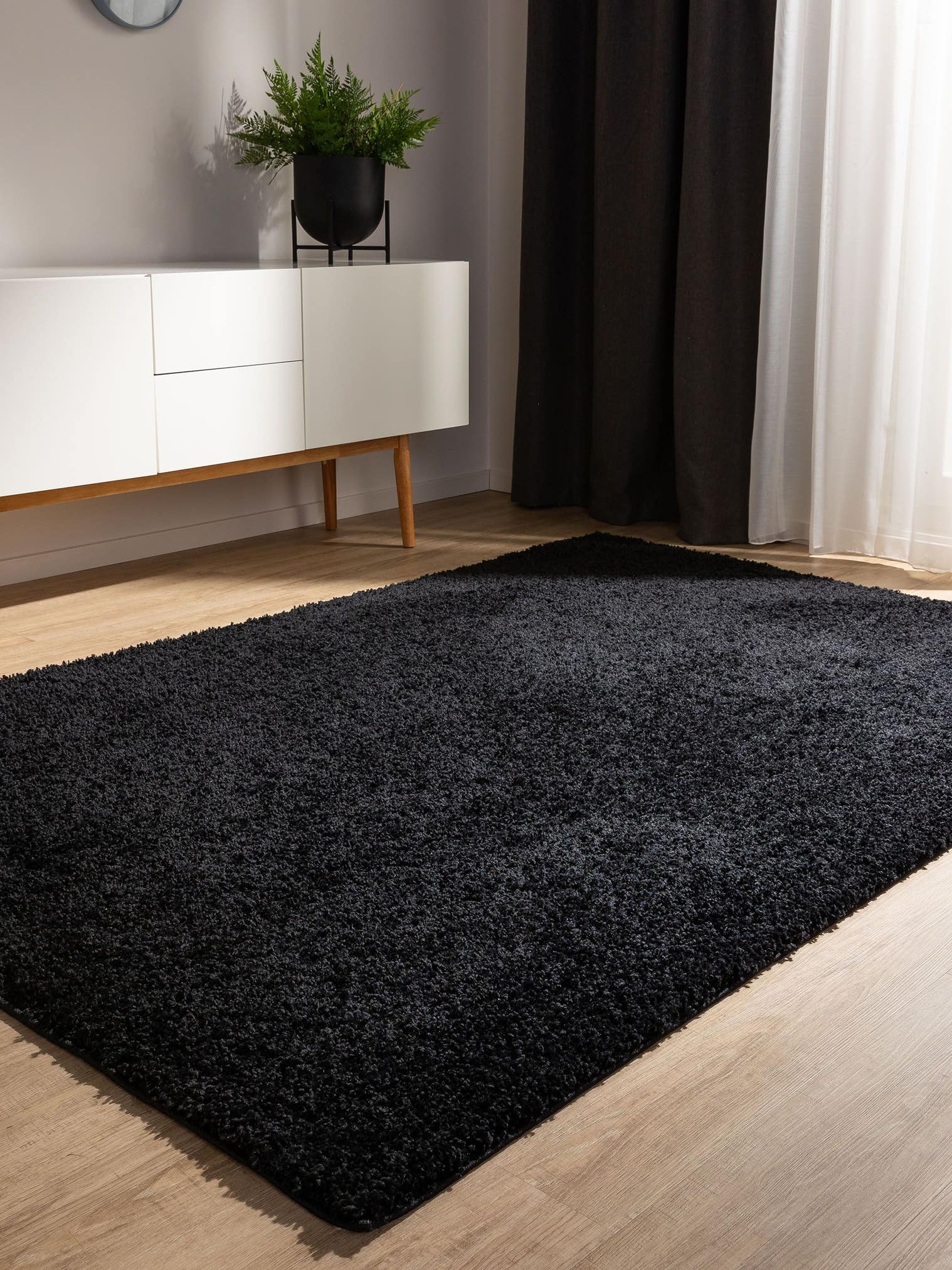 Matta av 100% Polypropylen i Svart med 31 - 40 mm hög lugg från benuta Basic