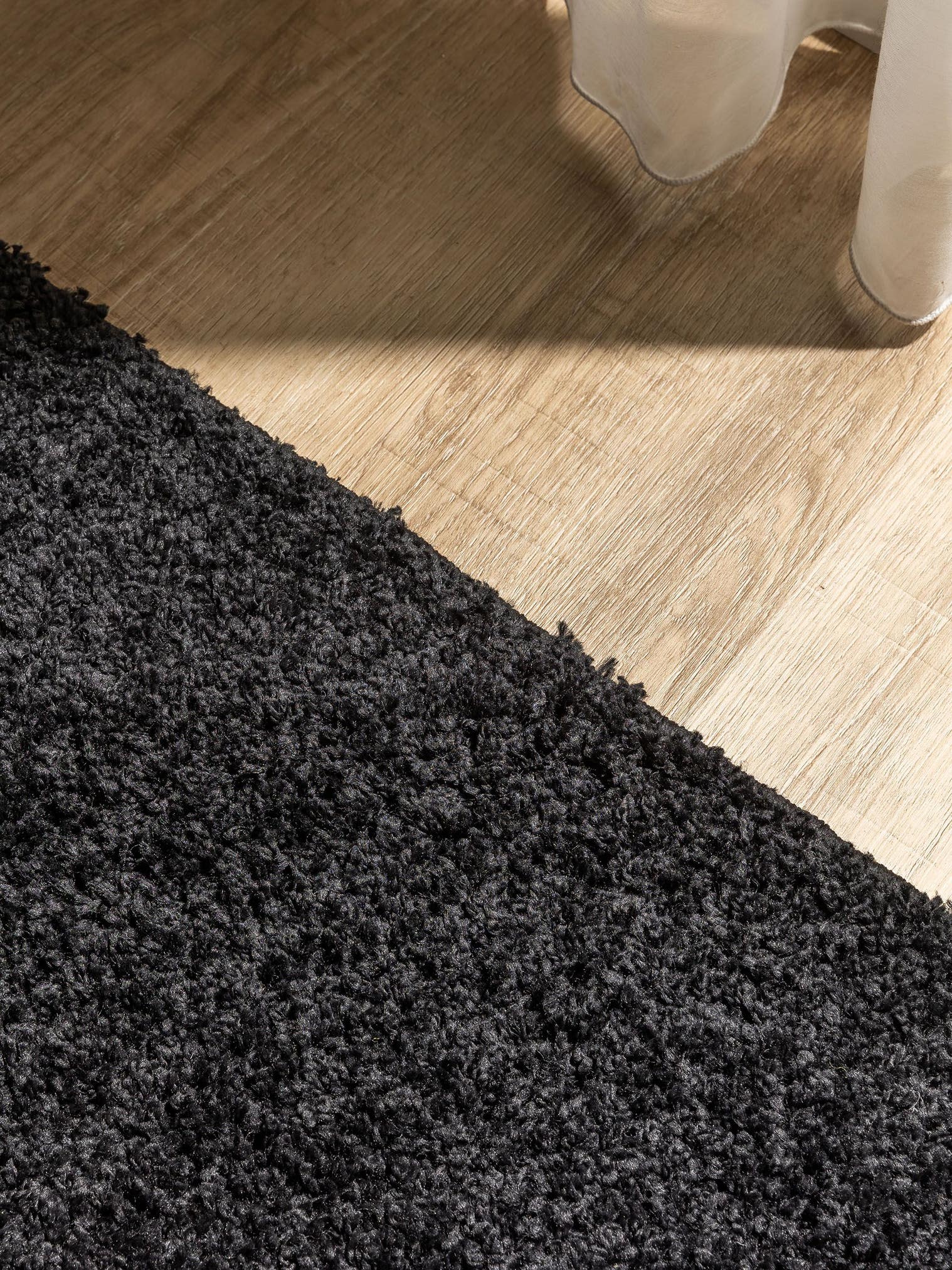 Matta av 100% Polypropylen i Svart med 31 - 40 mm hög lugg från benuta Basic
