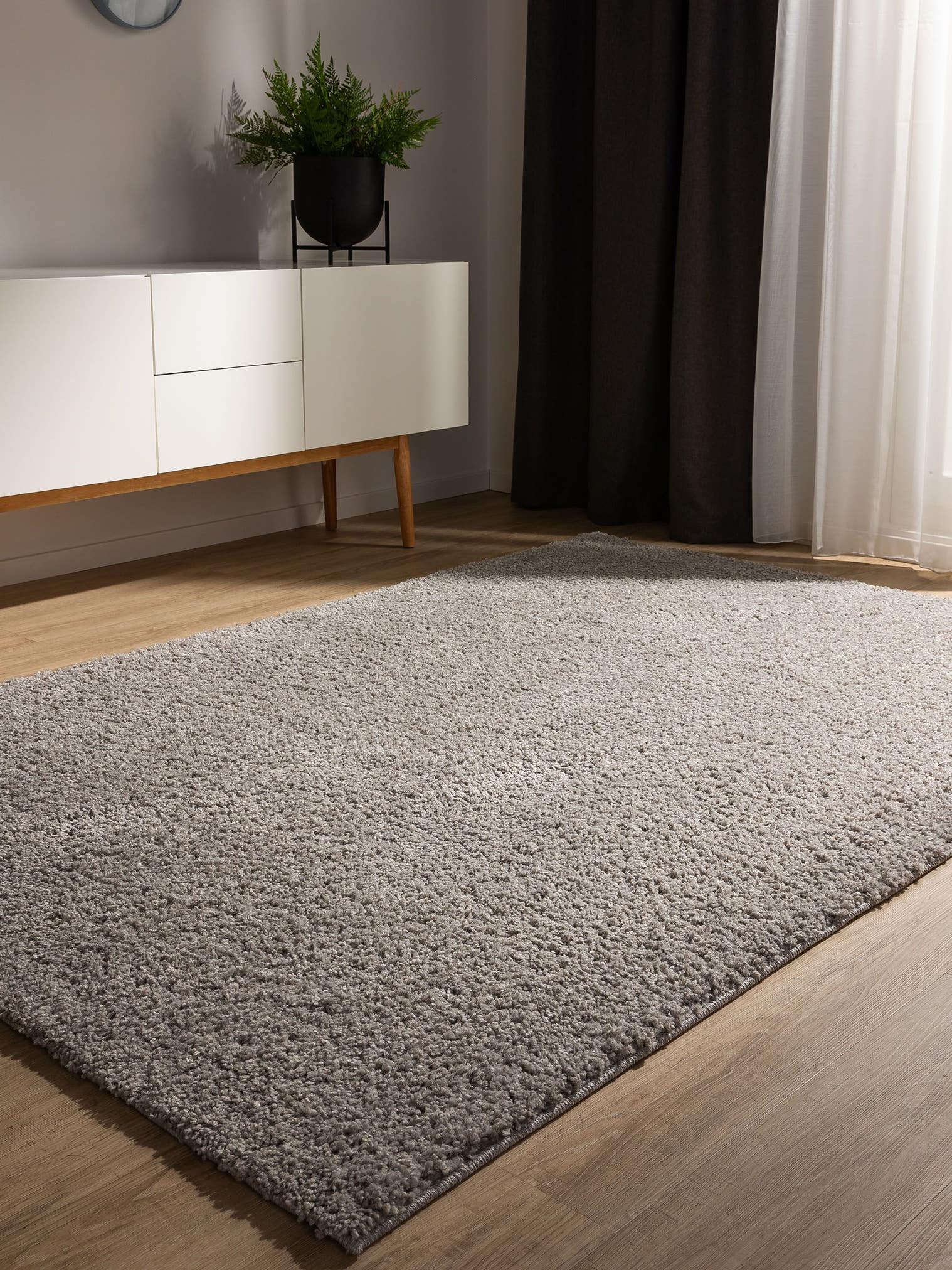 Teppich aus 100% Polypropylen in Grau mit 31 bis 40 mm hohem Flor von benuta Basic