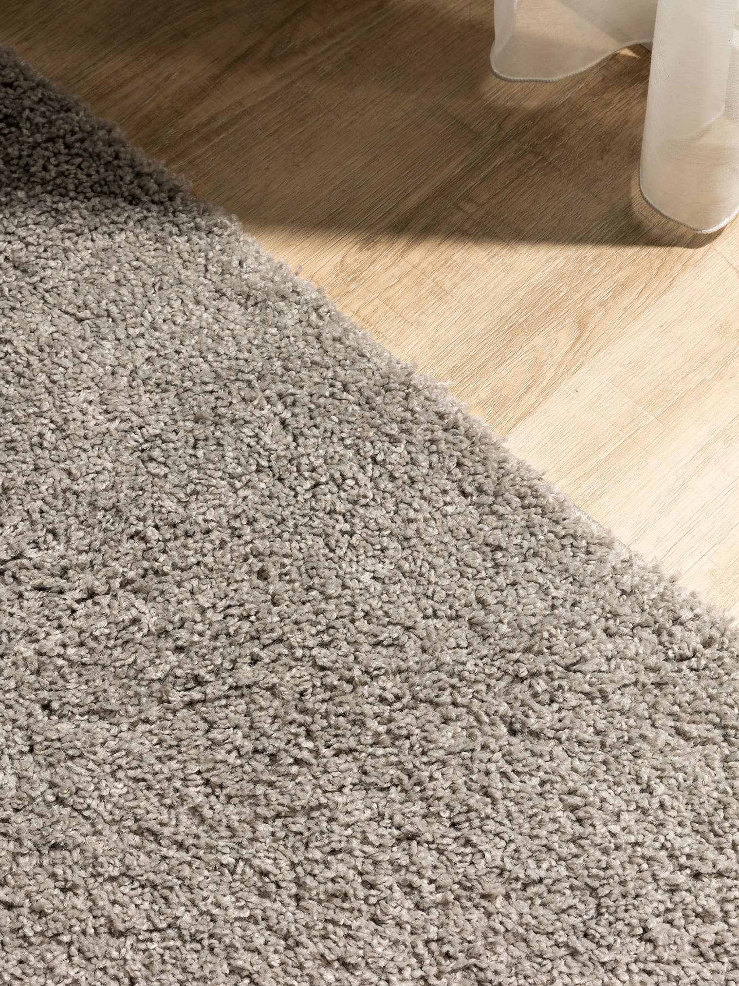 Teppich aus 100% Polypropylen in Grau mit 31 bis 40 mm hohem Flor von benuta Basic