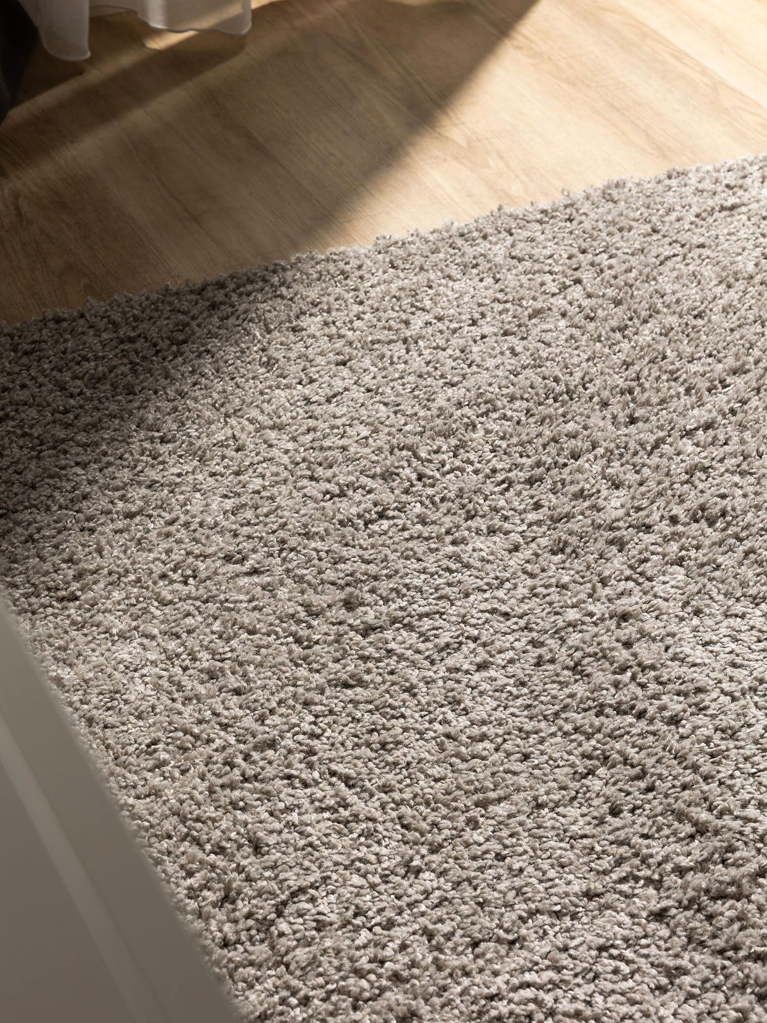 Teppich aus 100% Polypropylen in Grau mit 31 bis 40 mm hohem Flor von benuta Basic