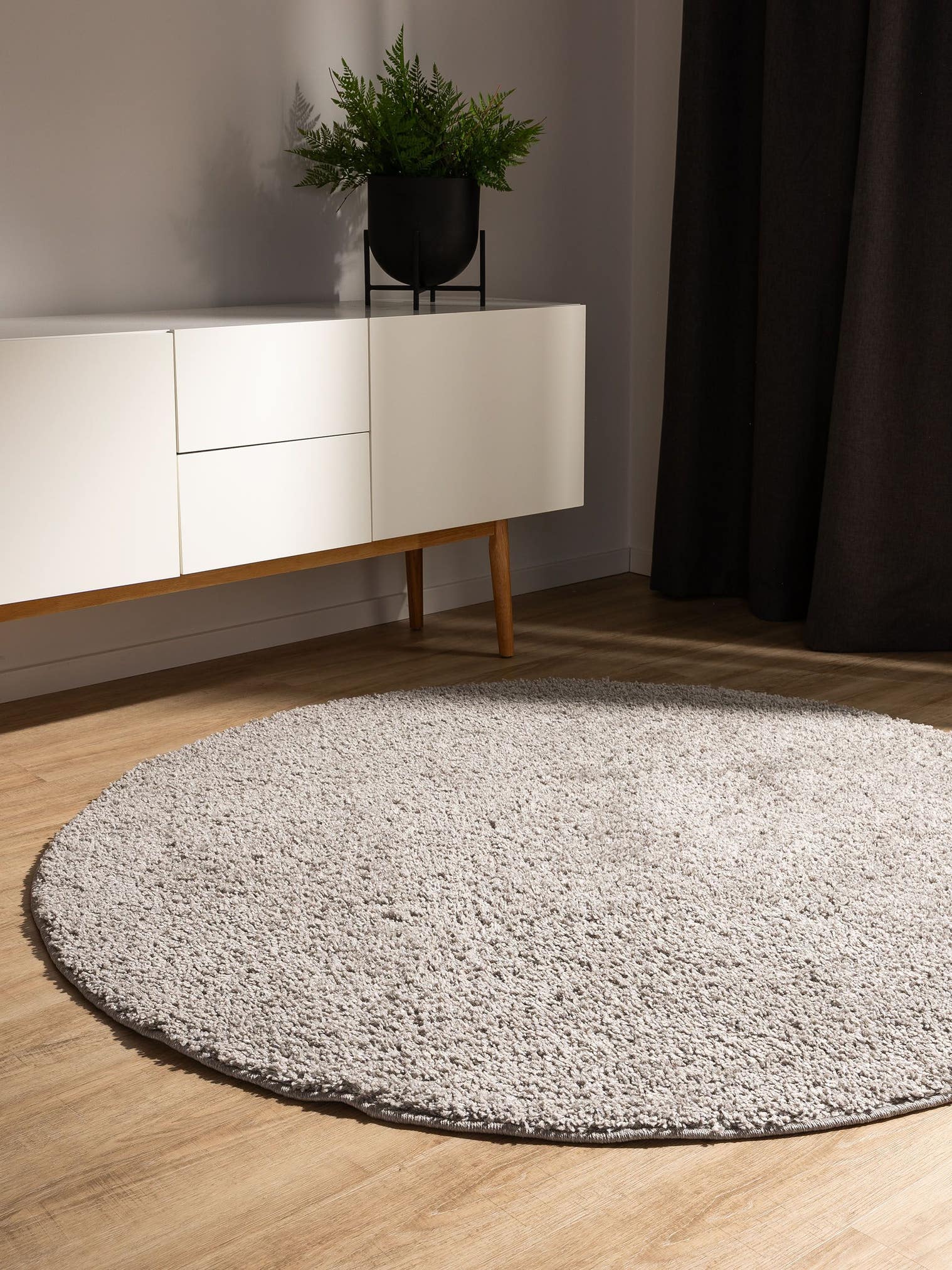Teppich aus 100% Polypropylen in Grau mit 31 bis 40 mm hohem Flor von benuta Basic