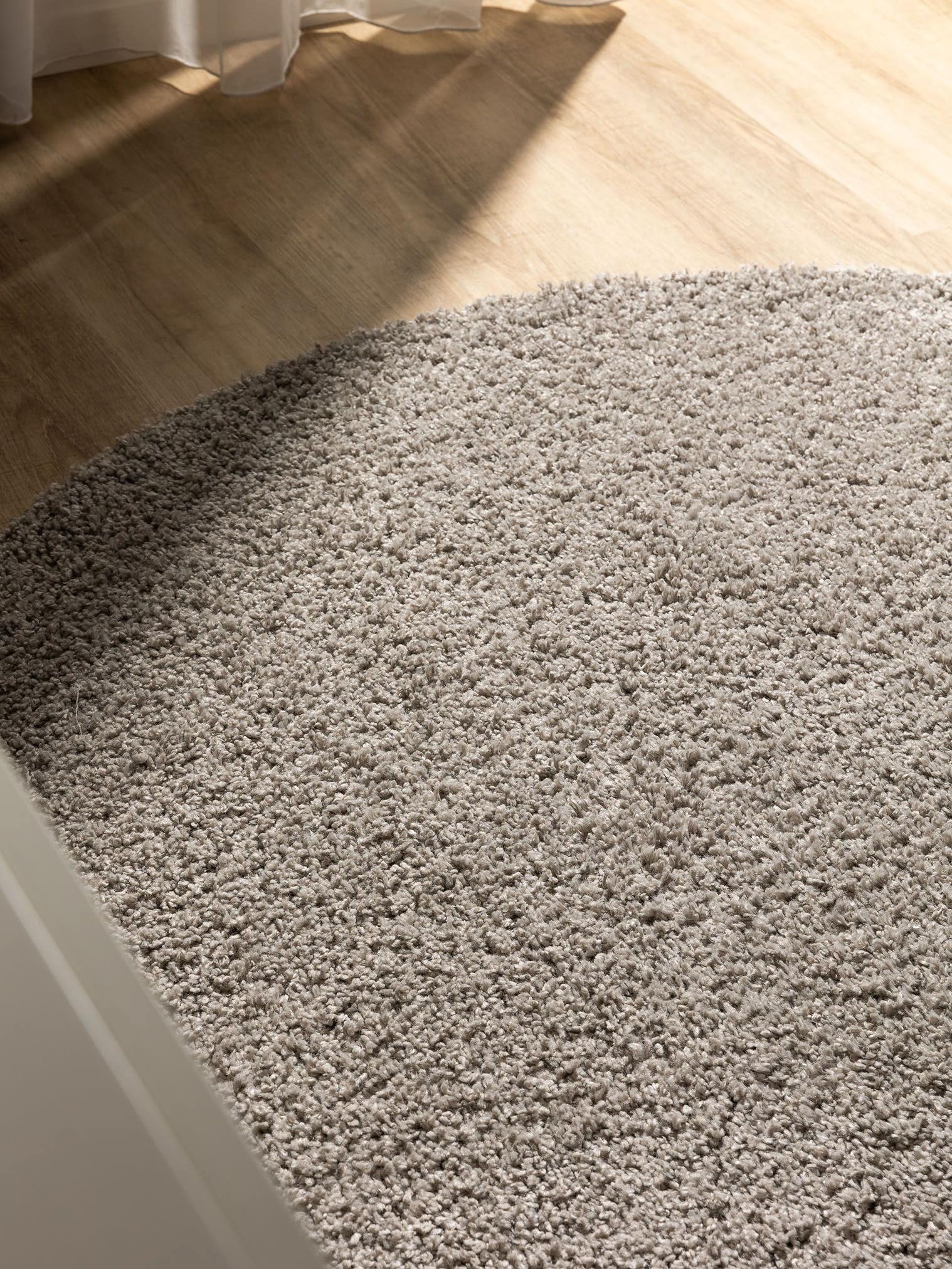 Teppich aus 100% Polypropylen in Grau mit 31 bis 40 mm hohem Flor von benuta Basic