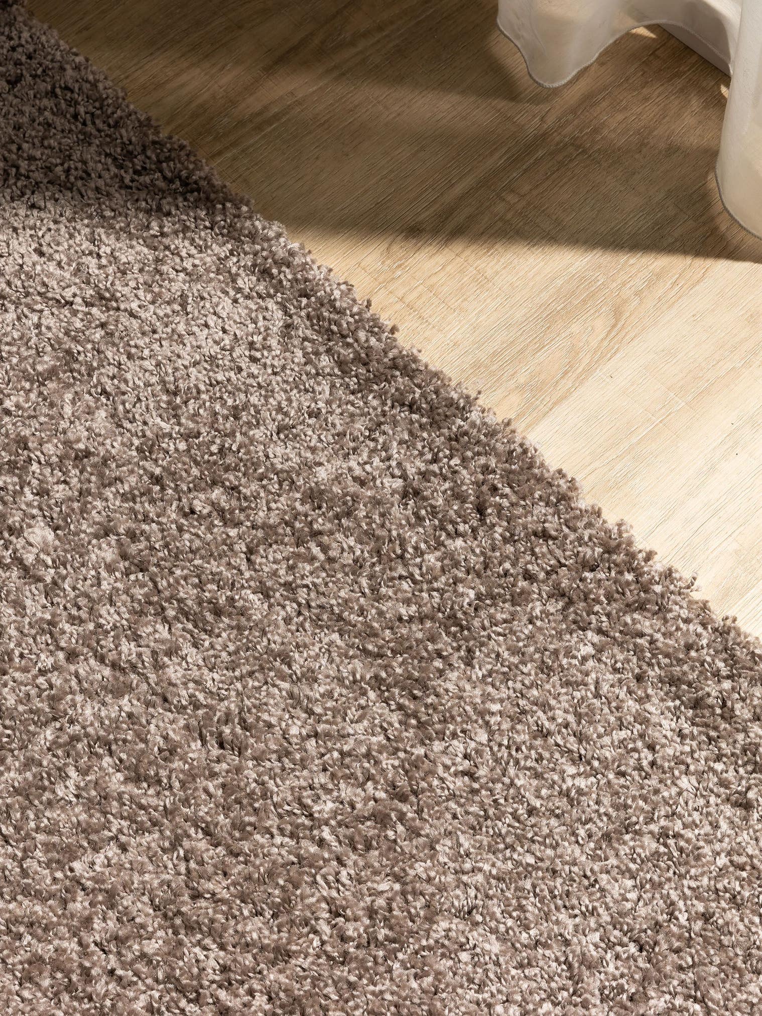 Teppich aus 100% Polypropylen in Taupe mit 31 bis 40 mm hohem Flor von benuta Basic