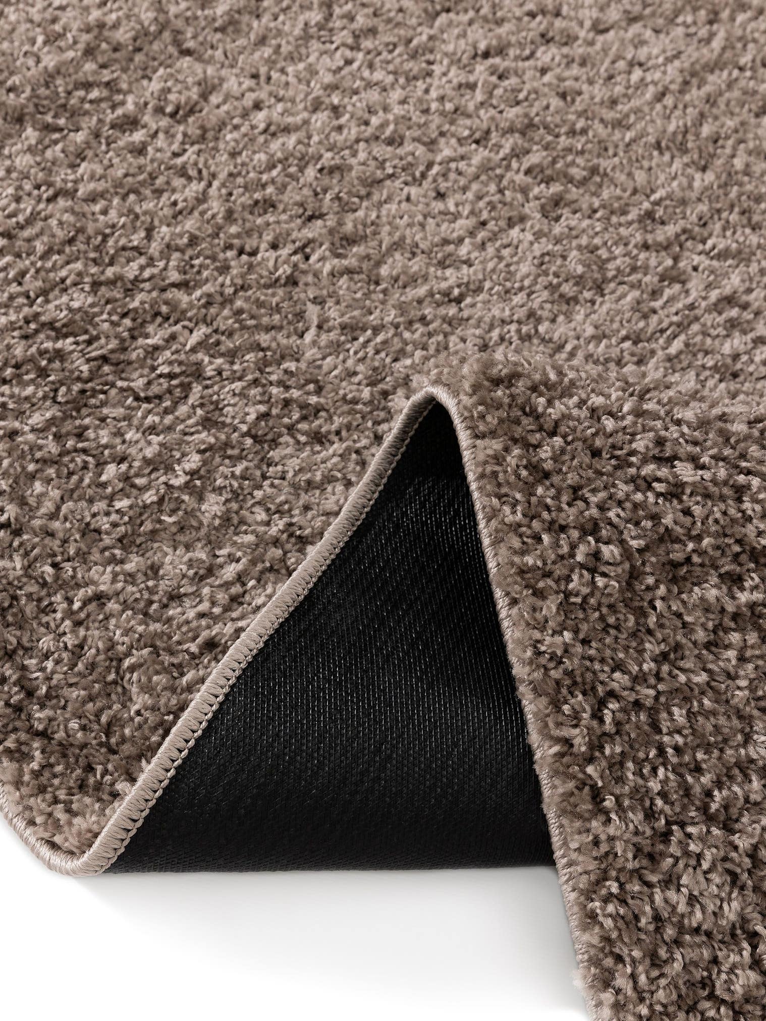 Teppich aus 100% Polypropylen in Taupe mit 31 bis 40 mm hohem Flor von benuta Basic