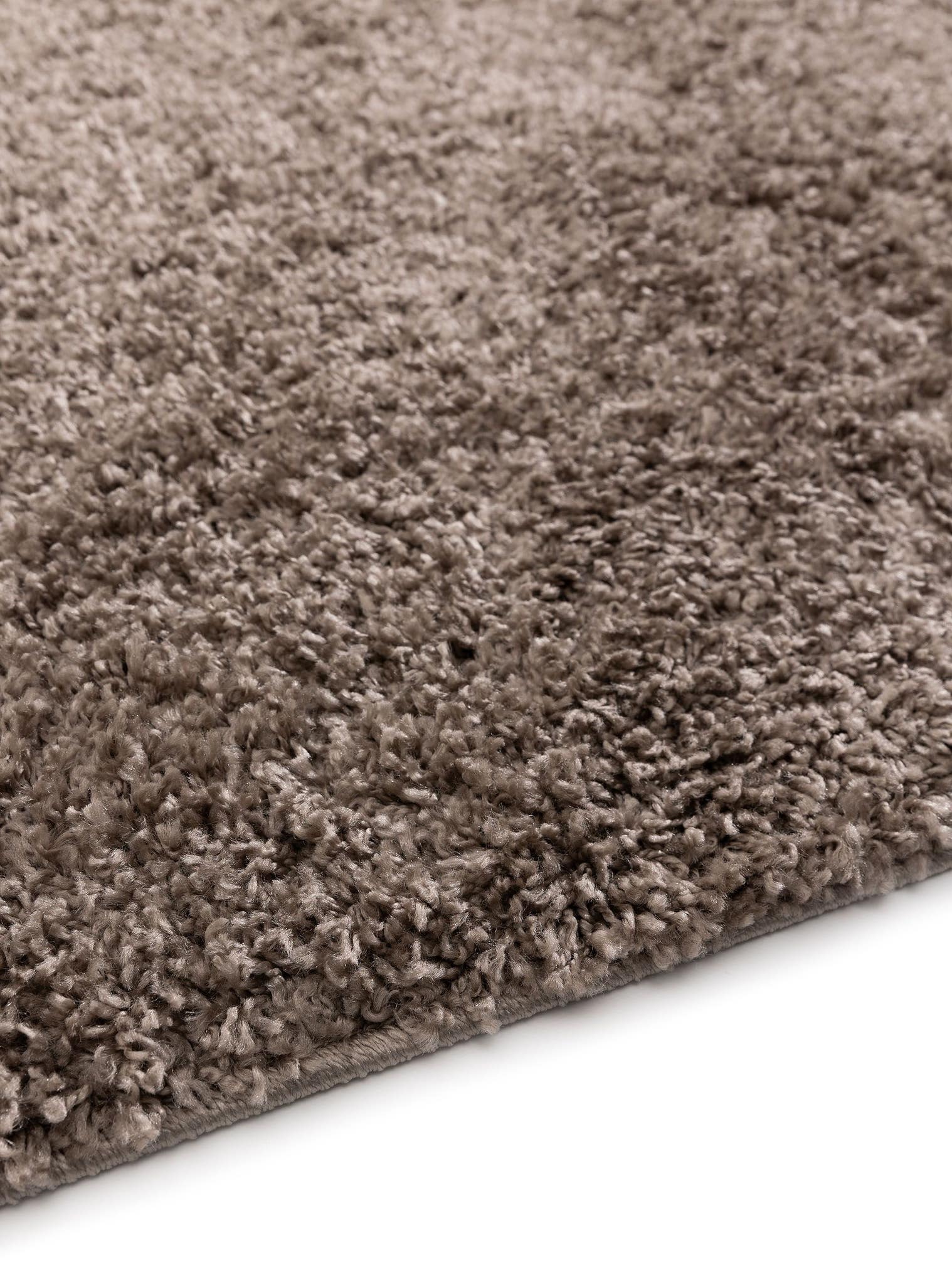 Teppich aus 100% Polypropylen in Taupe mit 31 bis 40 mm hohem Flor von benuta Basic