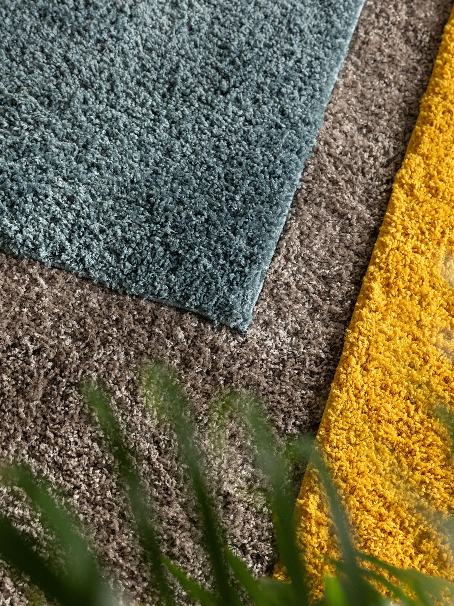 Teppich aus 100% Polypropylen in Taupe mit 31 bis 40 mm hohem Flor von benuta Basic