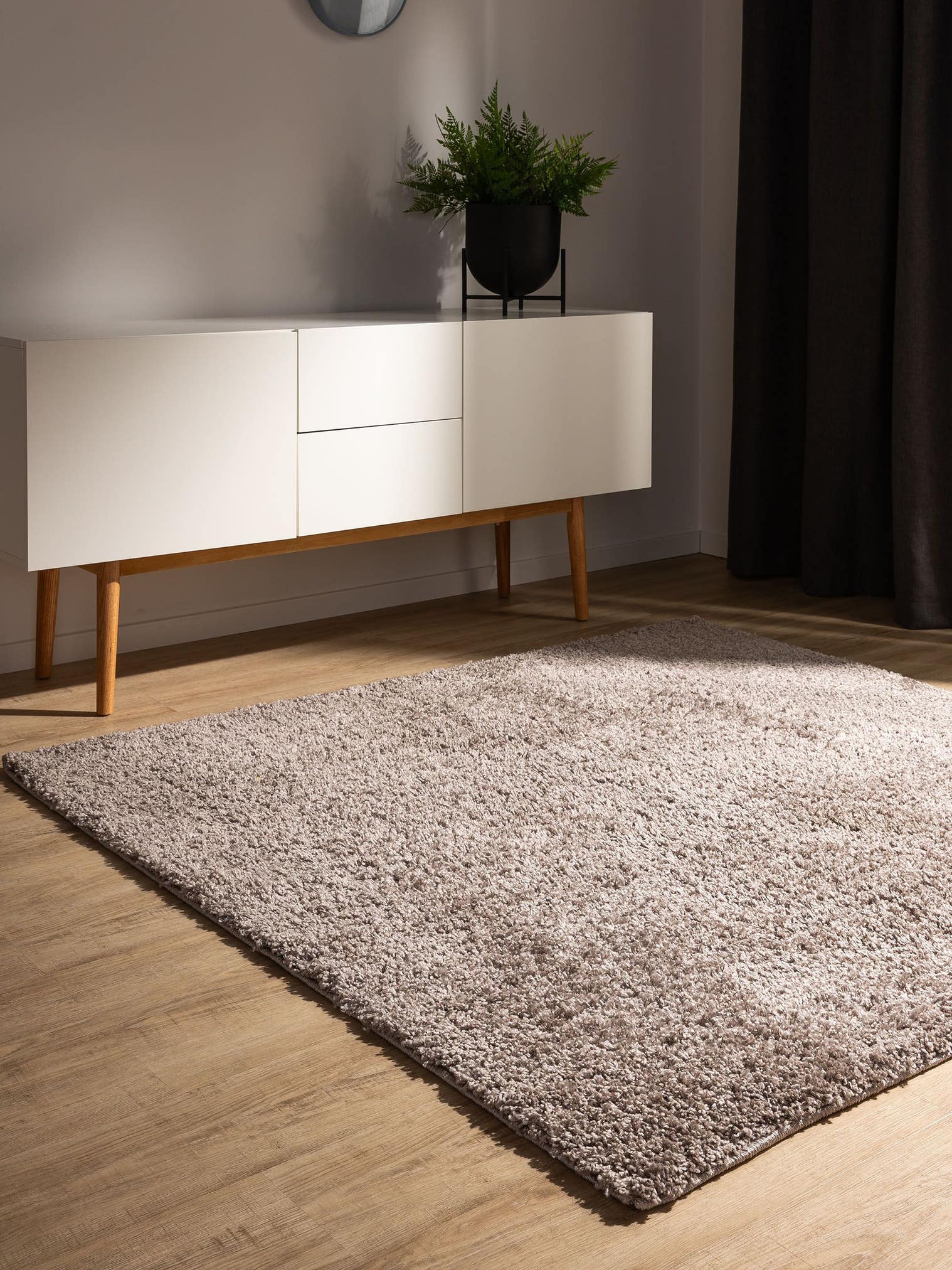 Teppich aus 100% Polypropylen in Taupe mit 31 bis 40 mm hohem Flor von benuta Basic