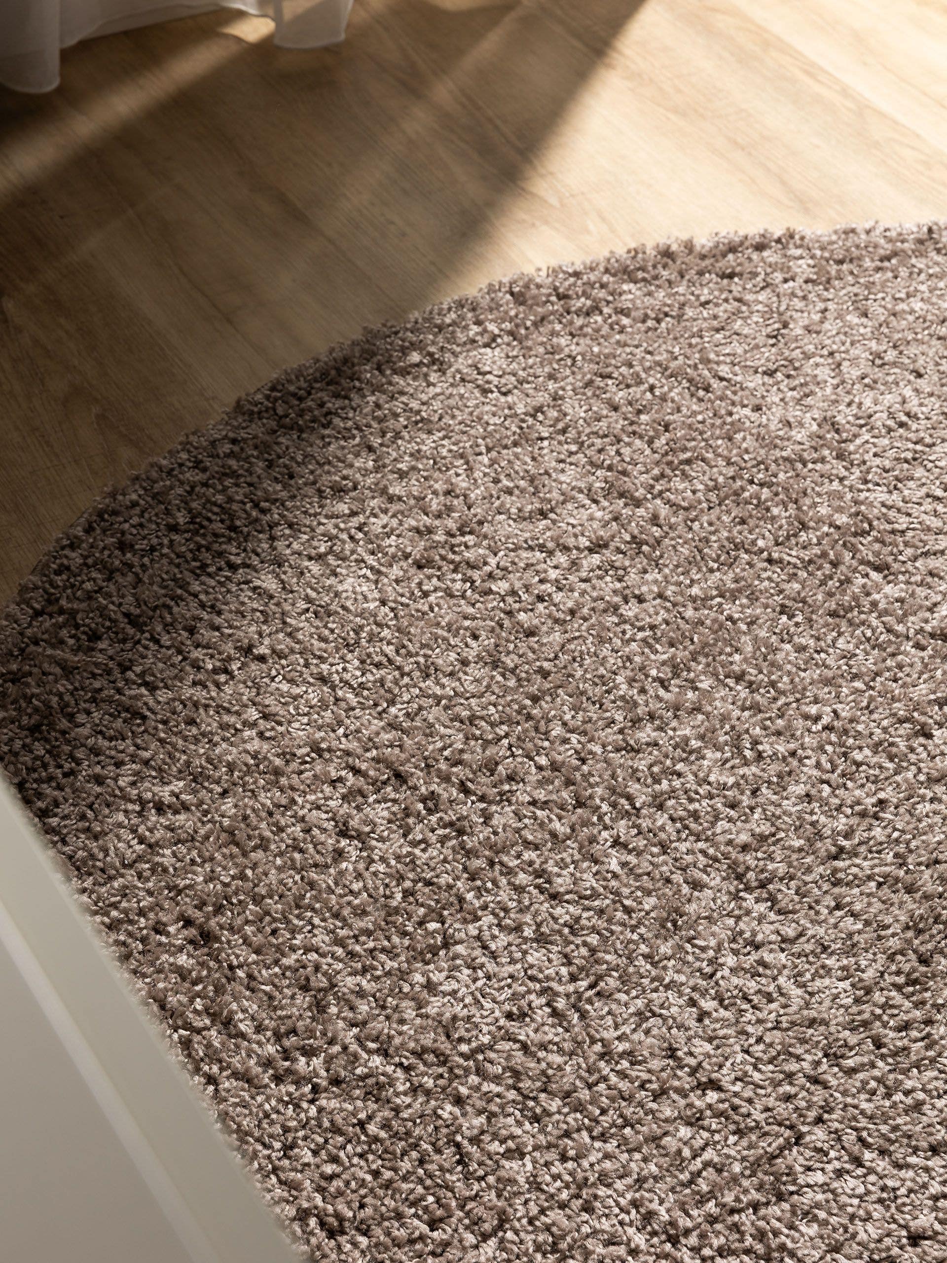 Tappeto di 100% Polipropilene in Taupe con pelo alto 31 - 40 mm da benuta Basic