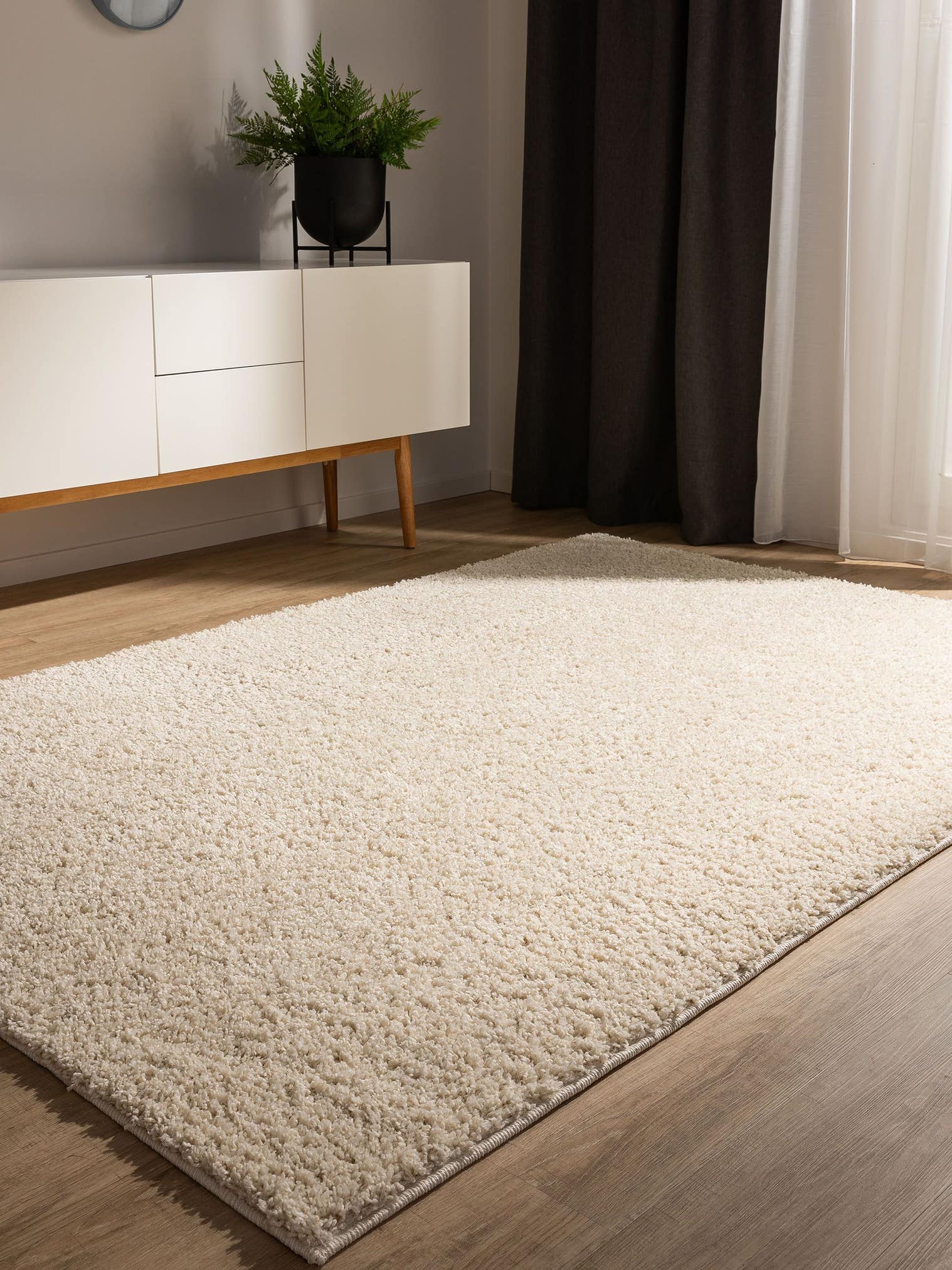 Teppich aus 100% Polypropylen in Beige mit 31 bis 40 mm hohem Flor von benuta Basic