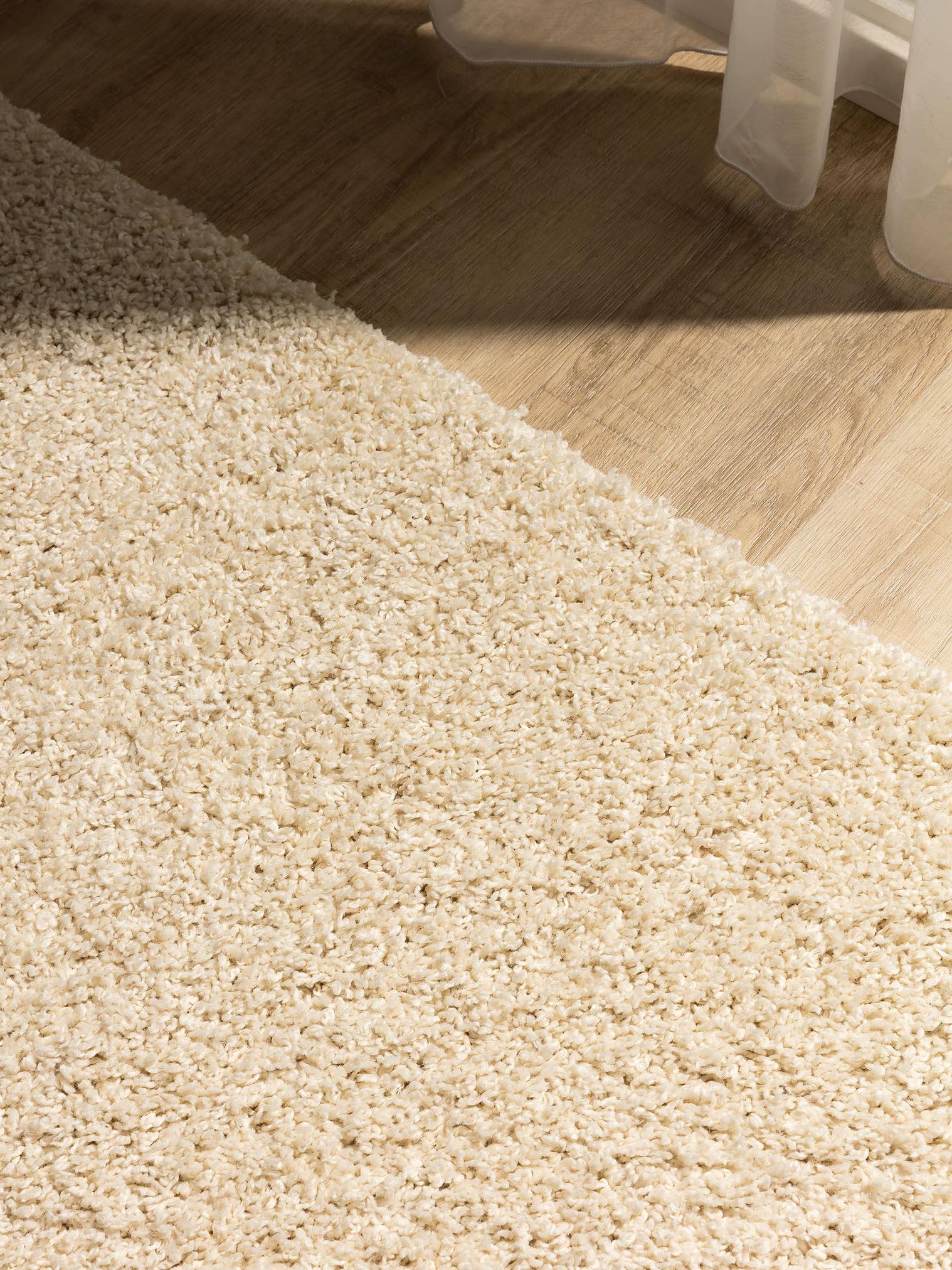 Teppich aus 100% Polypropylen in Beige mit 31 bis 40 mm hohem Flor von benuta Basic