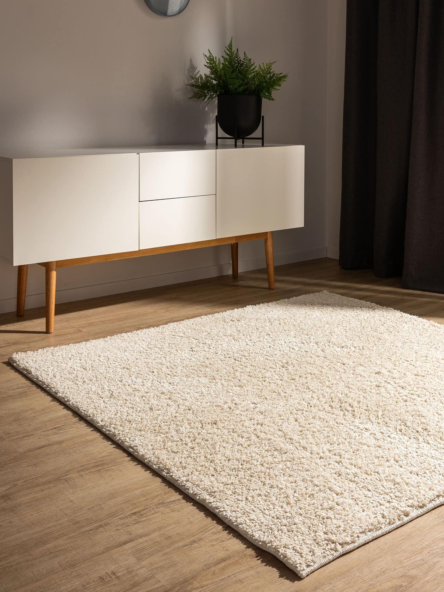 Teppich aus 100% Polypropylen in Beige mit 31 bis 40 mm hohem Flor von benuta Basic
