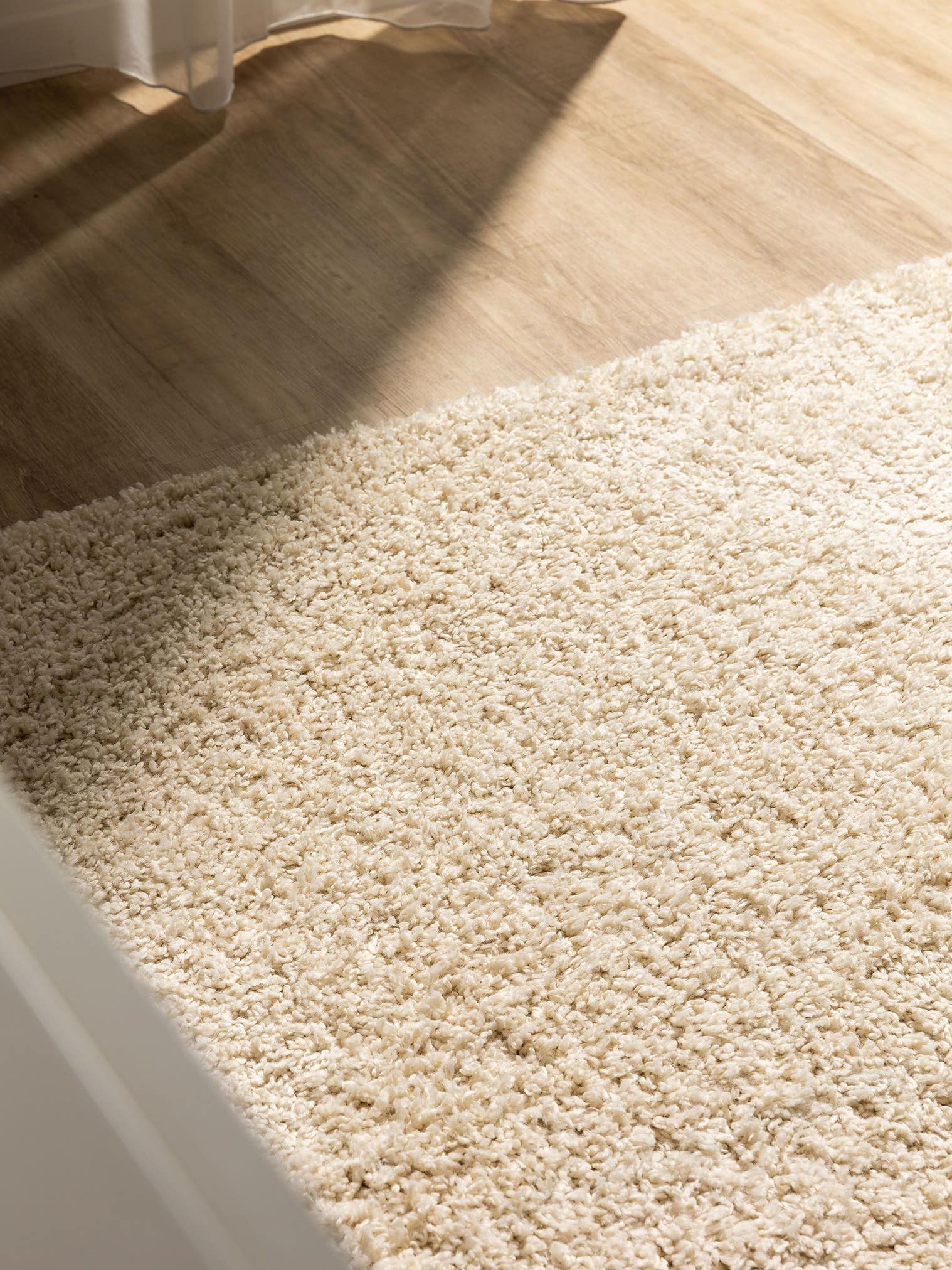 Teppich aus 100% Polypropylen in Beige mit 31 bis 40 mm hohem Flor von benuta Basic