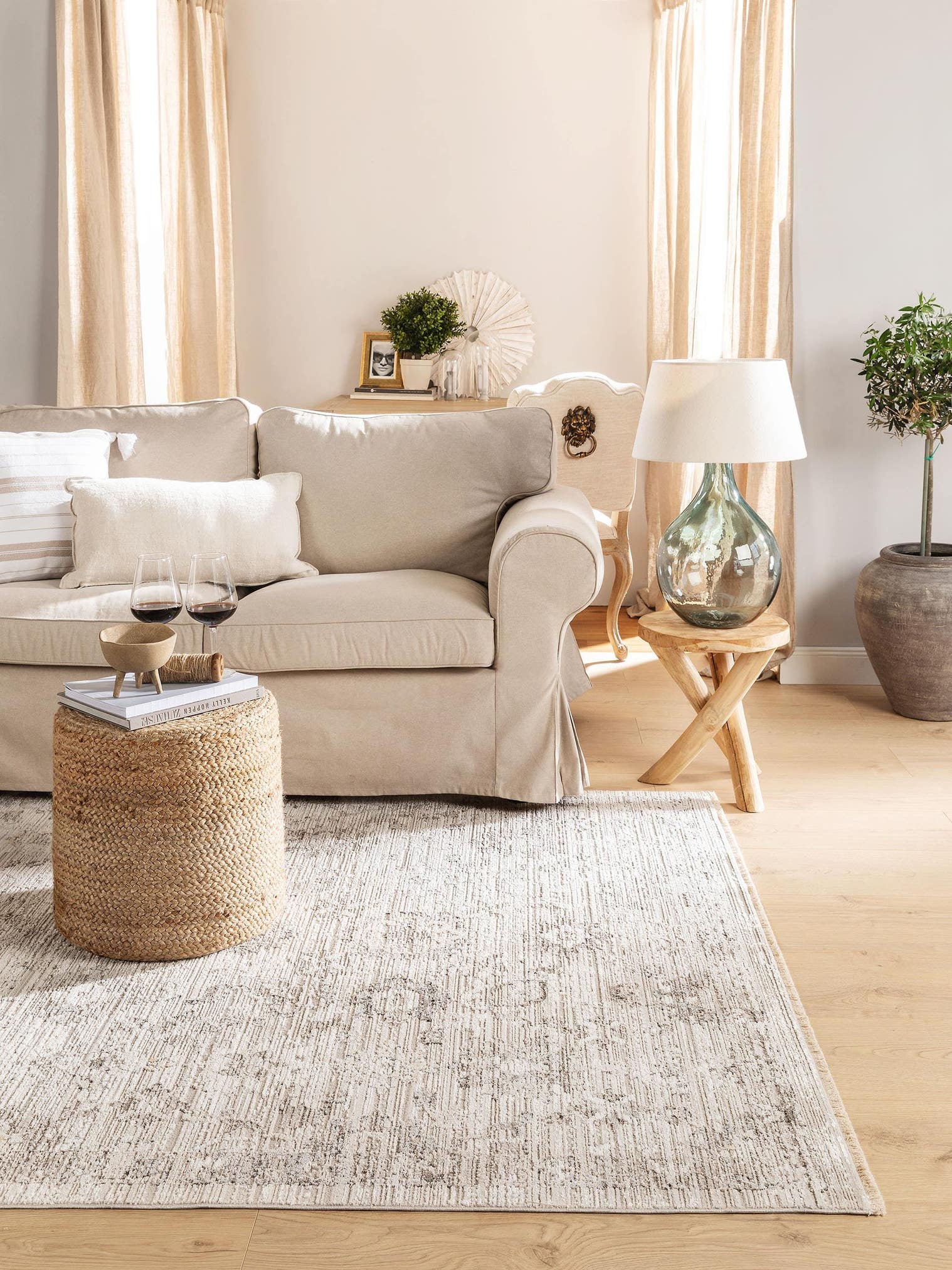 Teppich aus 65% Viskose, 35% Polyester in Grau mit 6 bis 10 mm hohem Flor von benuta