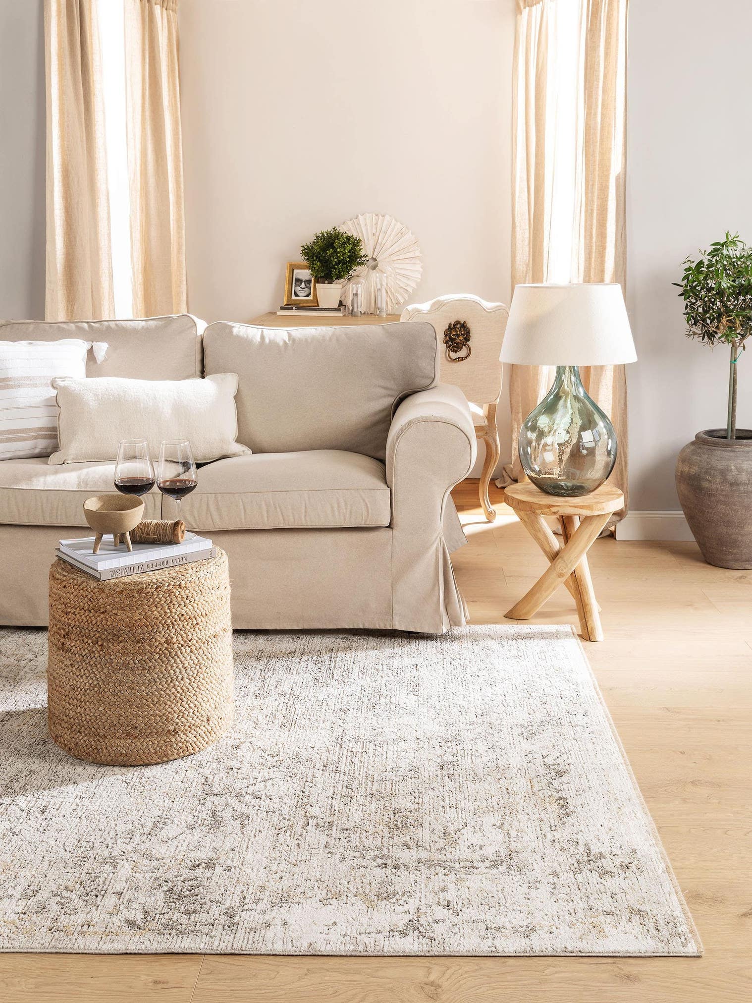 Teppich aus 65% Viskose, 35% Polyester in Grau mit 6 bis 10 mm hohem Flor von benuta Nest