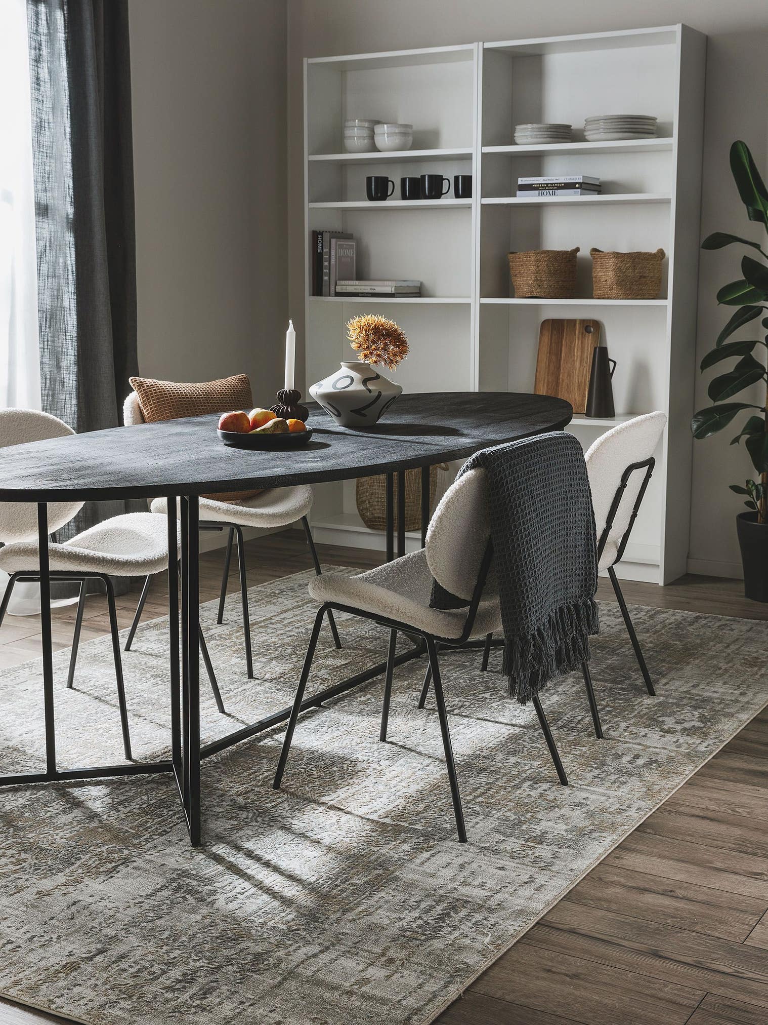 Teppich aus 100% Polyester in Grau mit 6 bis 10 mm hohem Flor von benuta Nest
