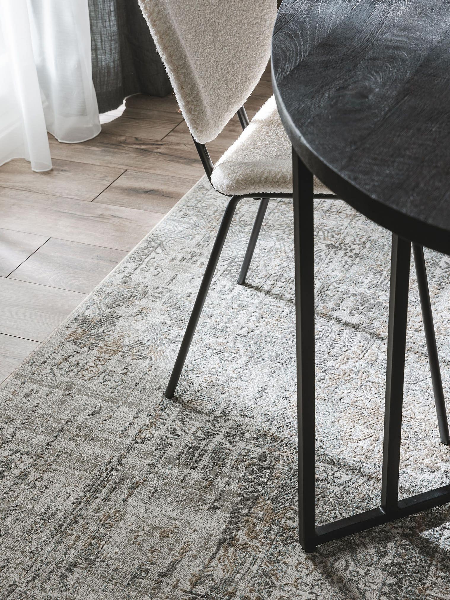 Teppich aus 100% Polyester in Grau mit 6 bis 10 mm hohem Flor von benuta Nest