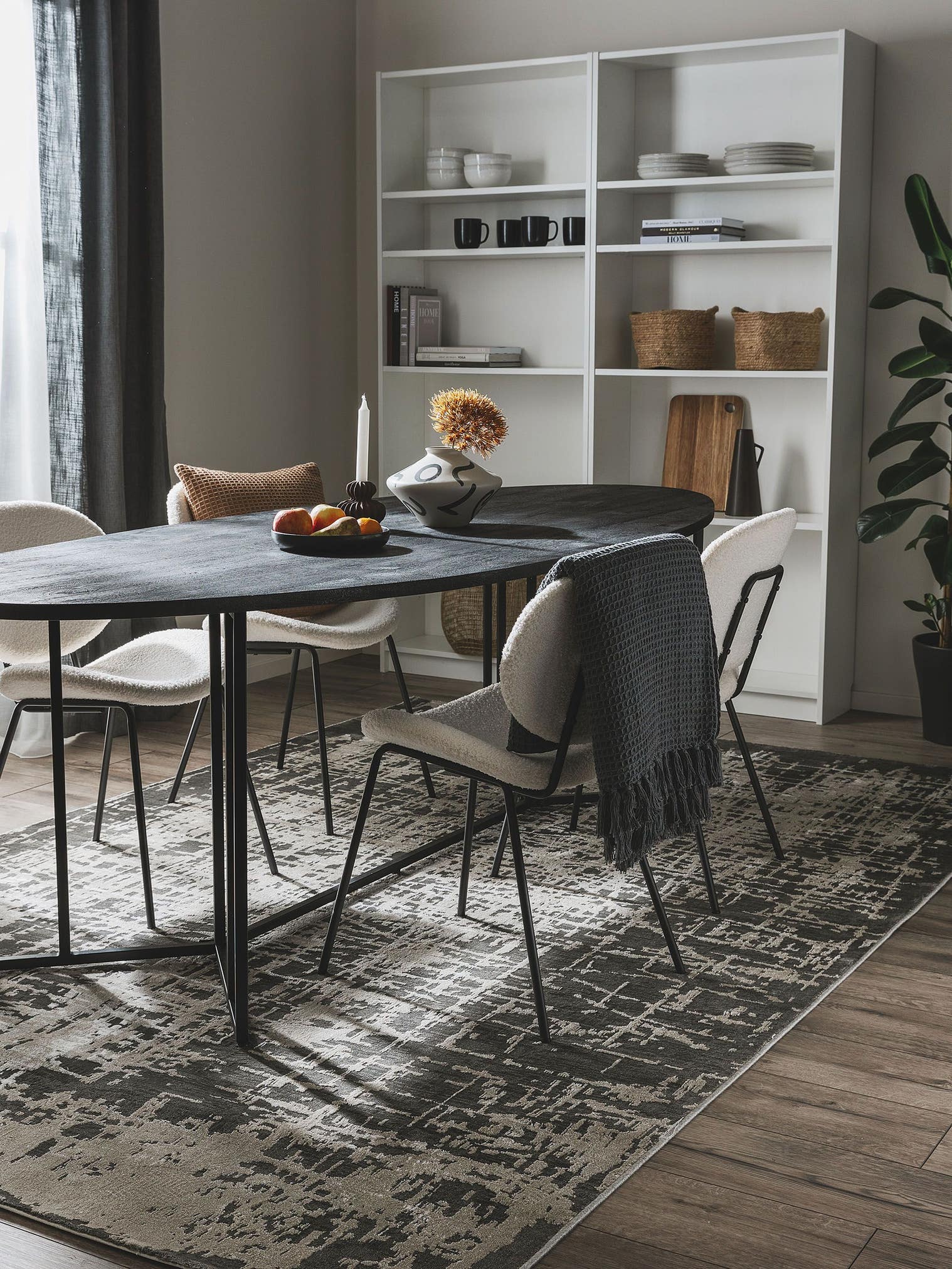 Teppich aus 100% Polyester in Grau mit 6 bis 10 mm hohem Flor von benuta Nest