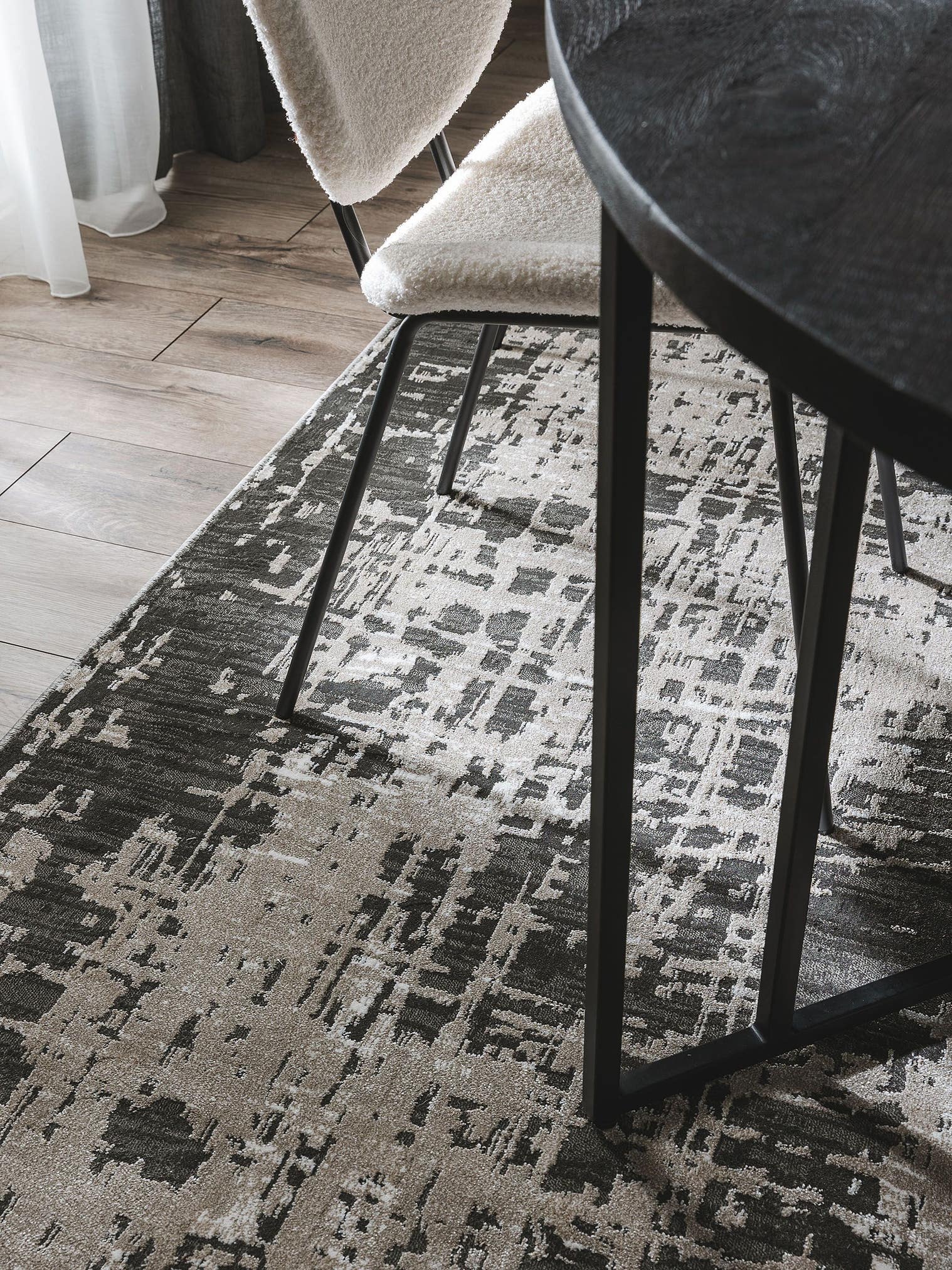 Teppich aus 100% Polyester in Grau mit 6 bis 10 mm hohem Flor von benuta Nest
