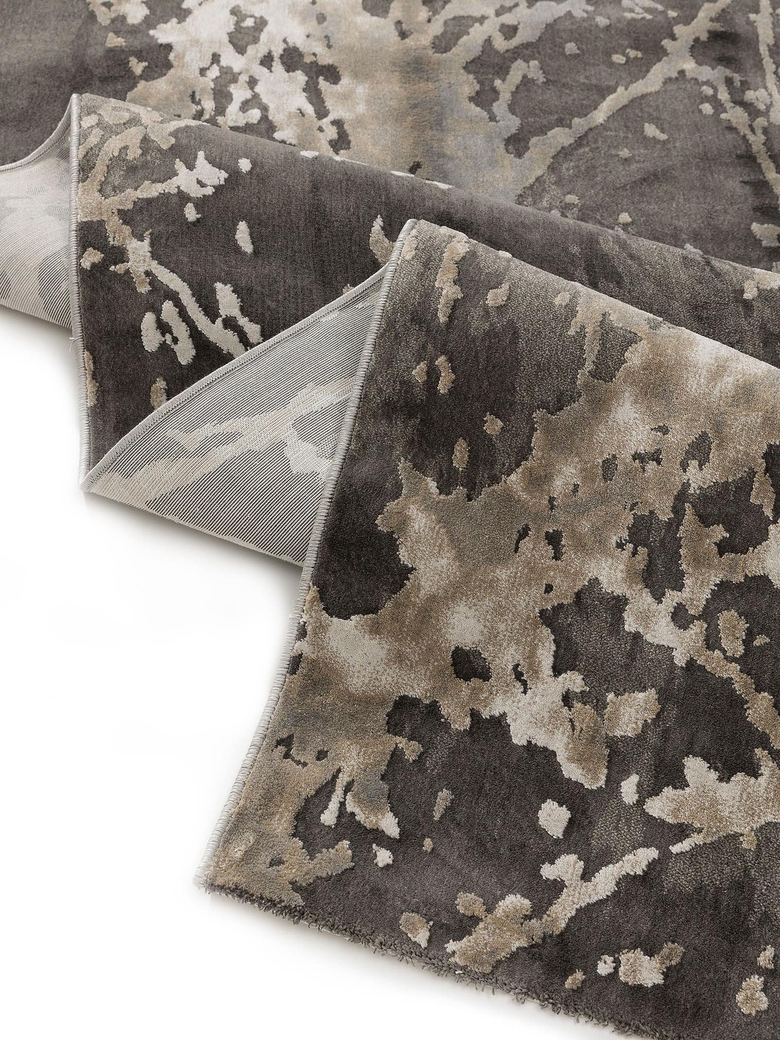 Tapijt van 100% Polyester in Grijs met een 6 - 10 mm hoge pool van benuta Nest