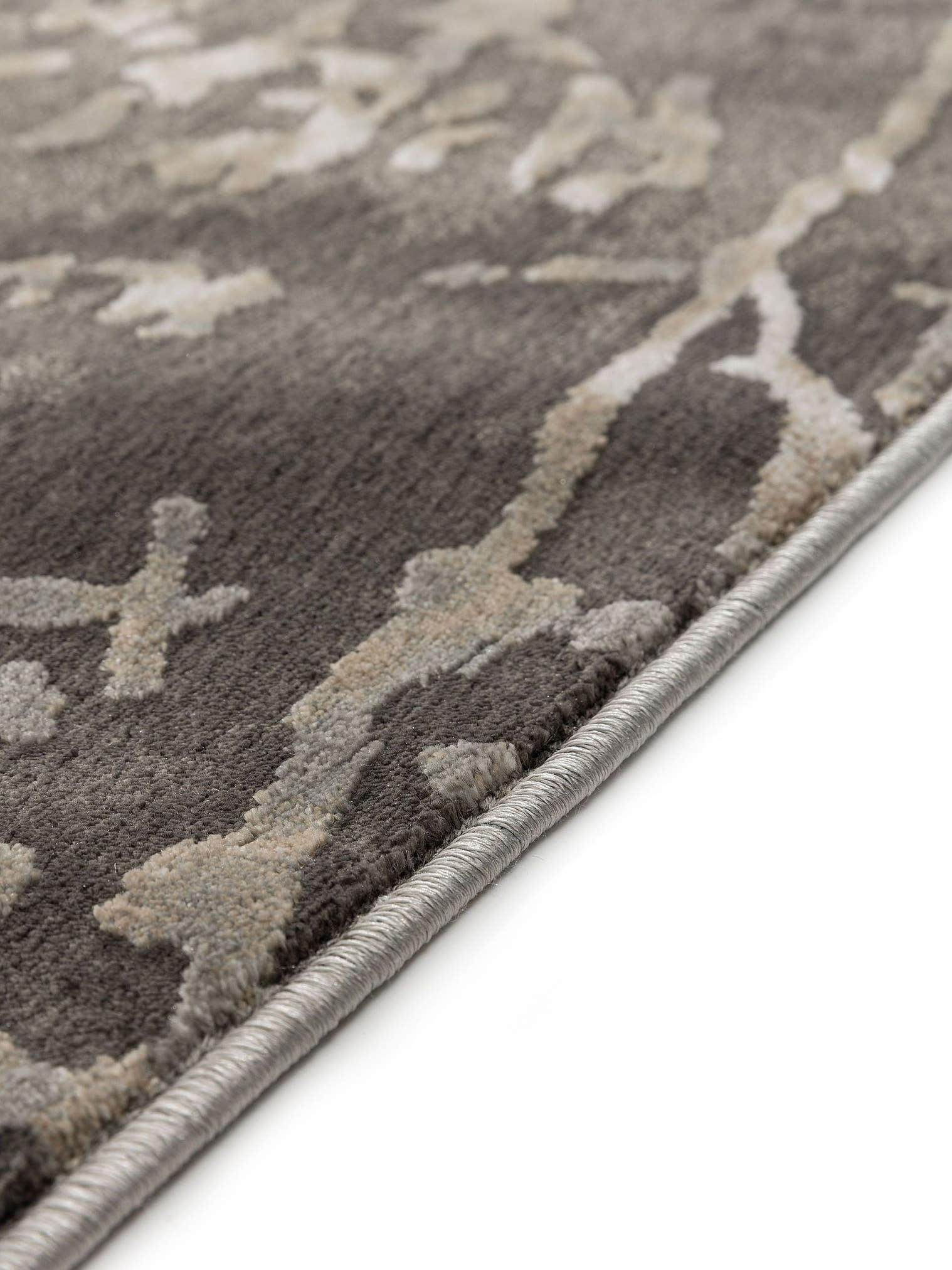 Tapijt van 100% Polyester in Grijs met een 6 - 10 mm hoge pool van benuta Nest