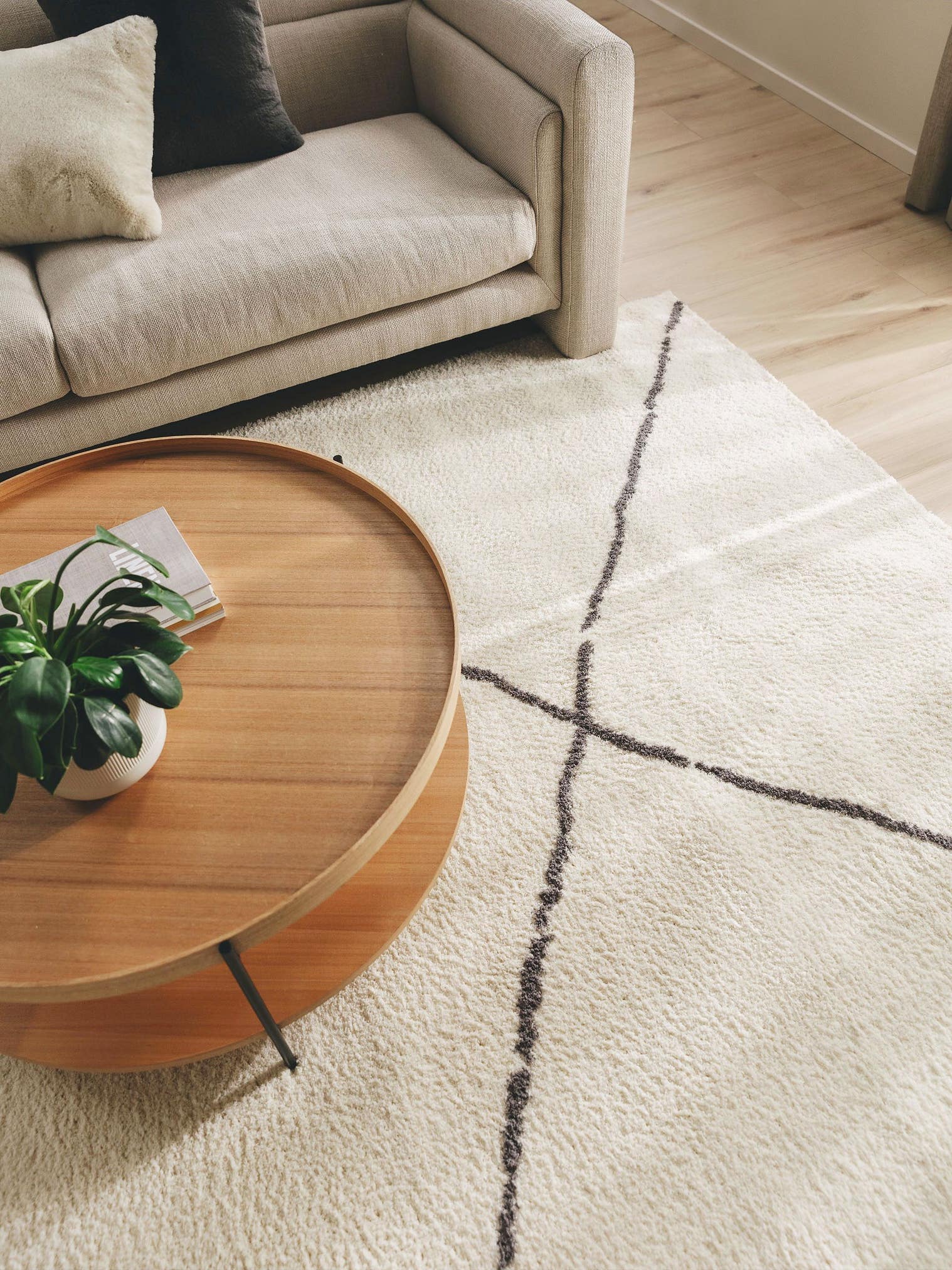 Tapijt van 100% Polyester (microfiber) in Beige met een 21 - 30 mm hoge pool van benuta Nest