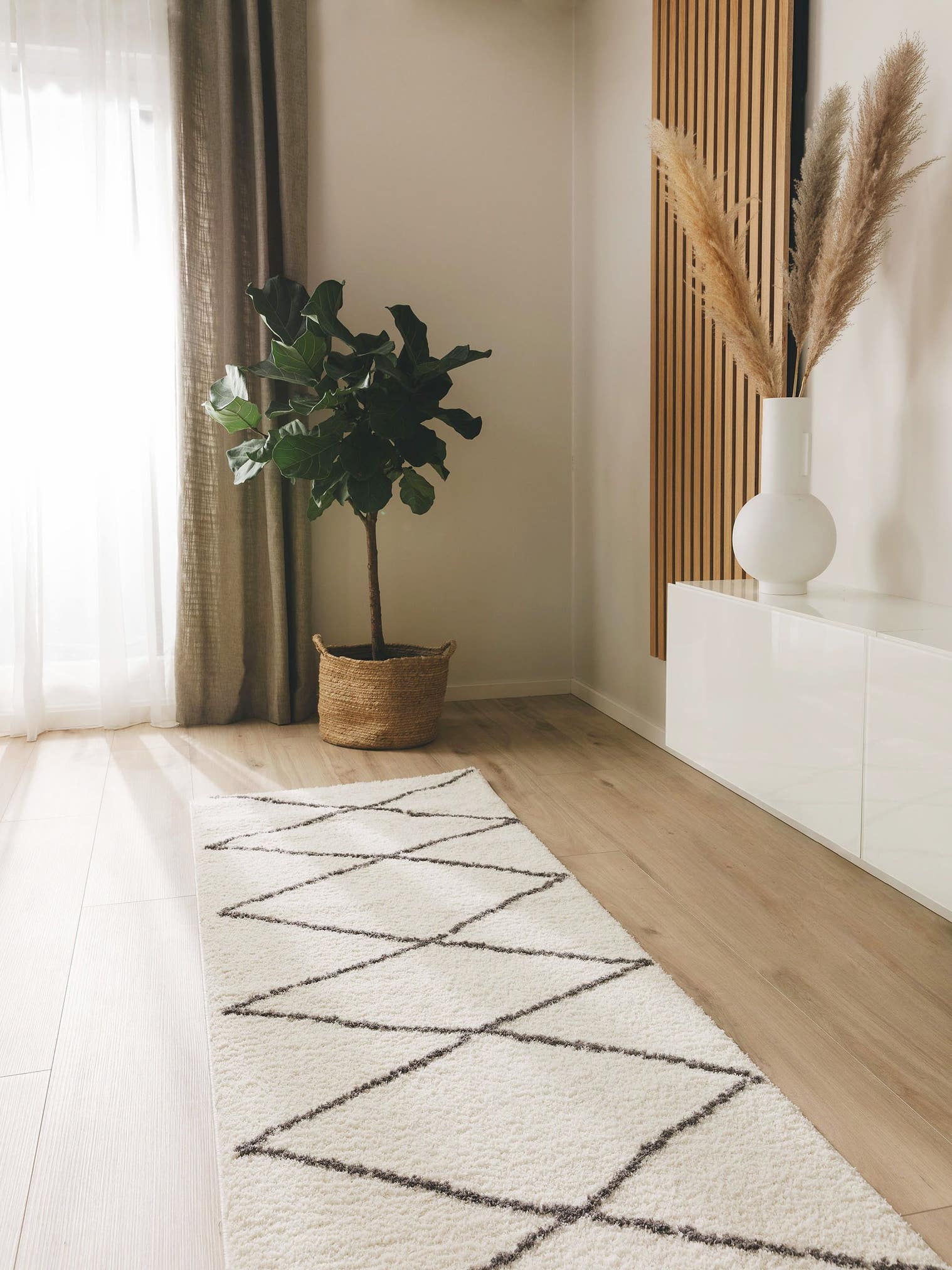 Tapijt van 100% Polyester (microfiber) in Beige met een 21 - 30 mm hoge pool van benuta Nest