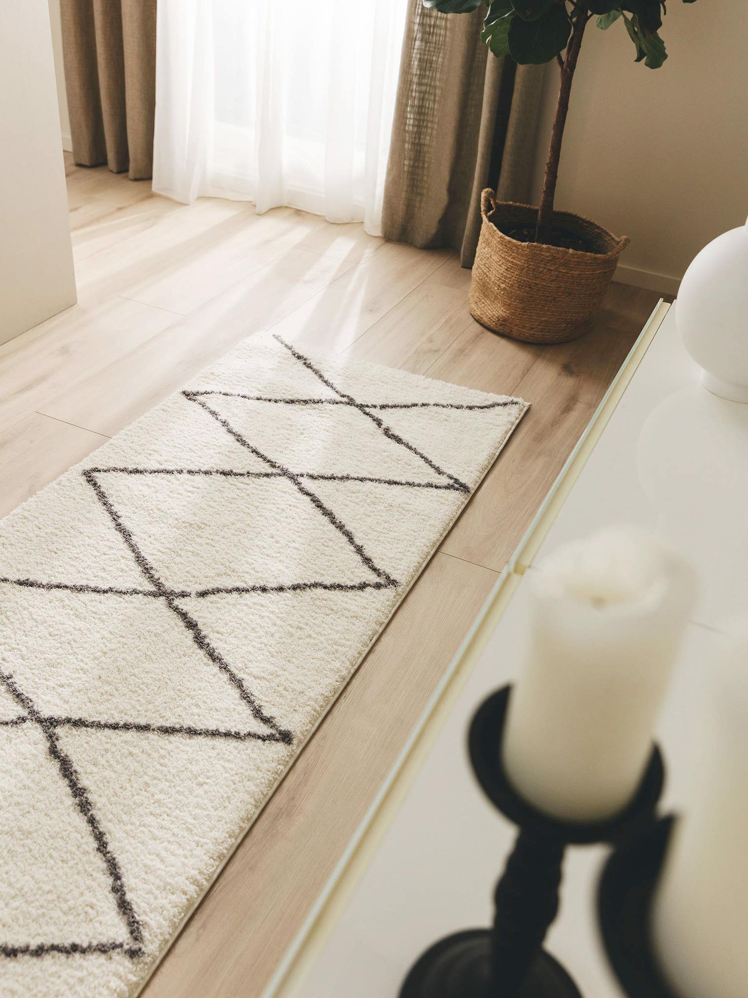 Tapijt van 100% Polyester (microfiber) in Beige met een 21 - 30 mm hoge pool van benuta Nest