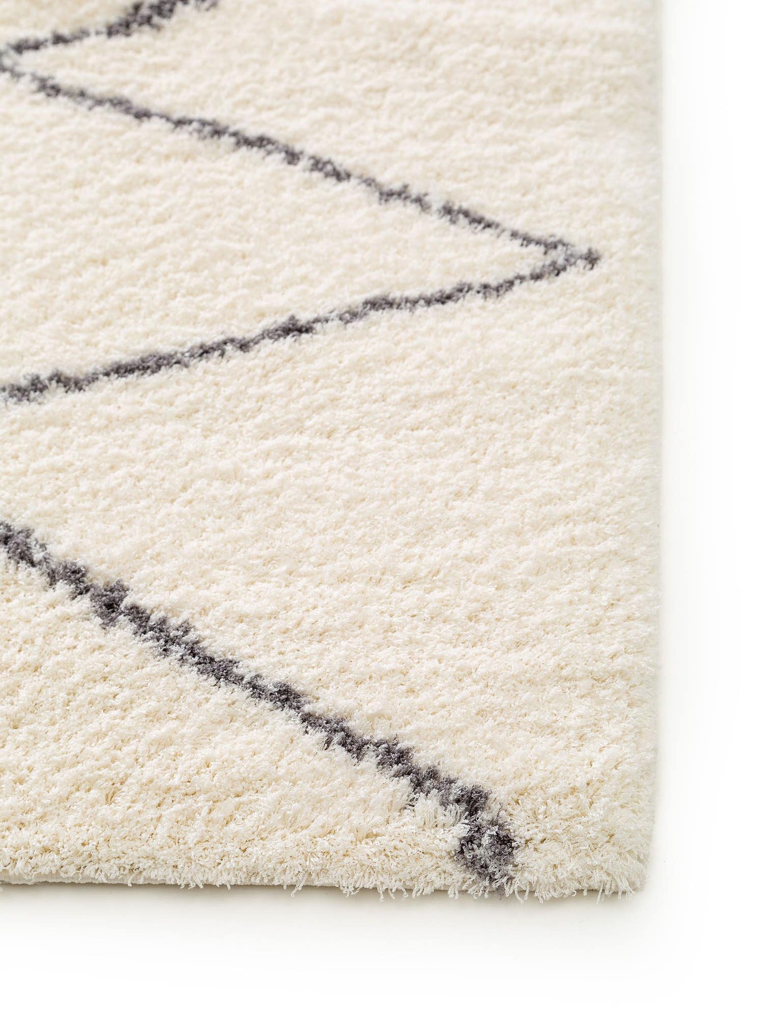 Tapijt van 100% Polyester (microfiber) in Beige met een 21 - 30 mm hoge pool van benuta Nest