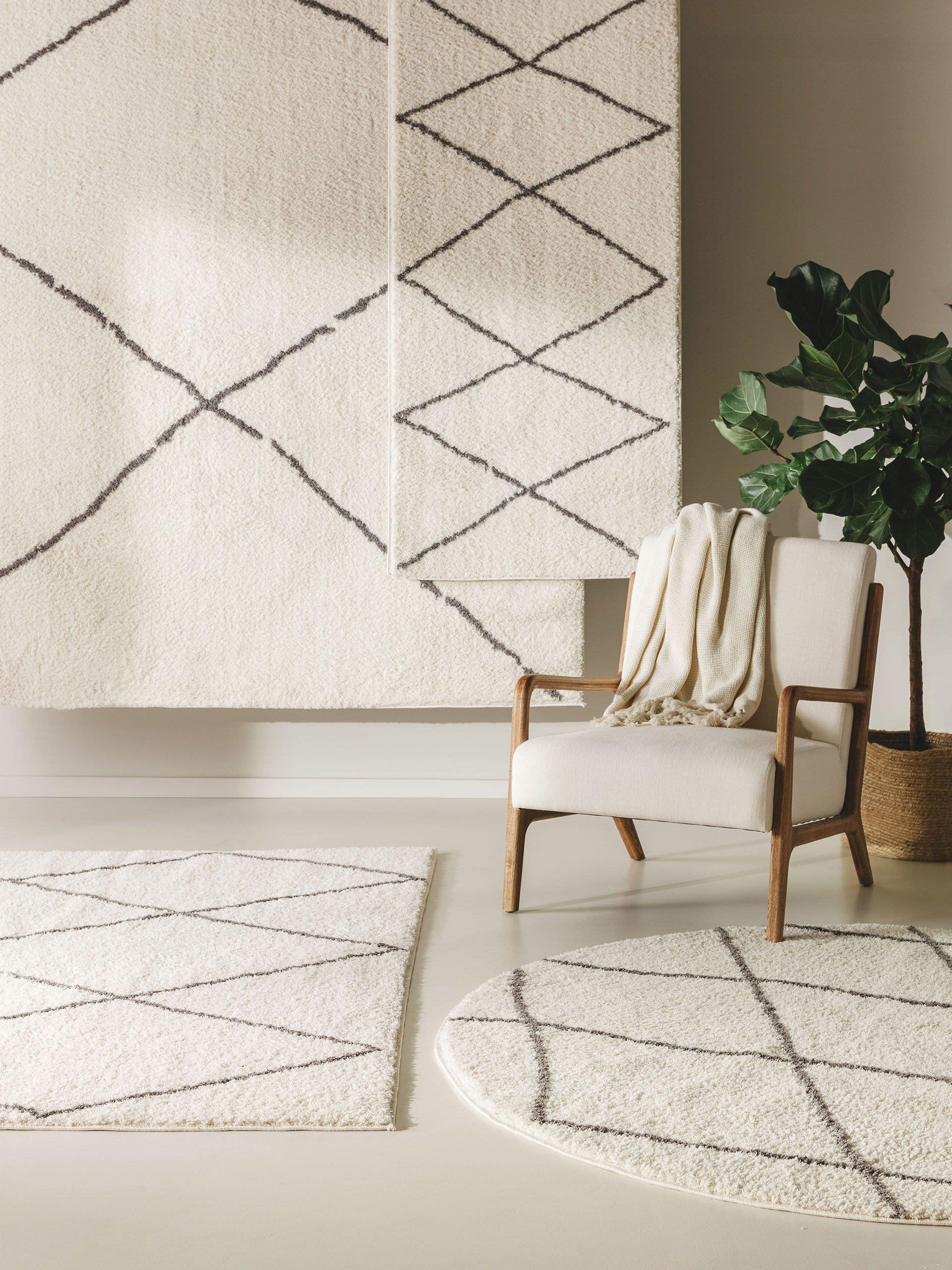 Rug made of 100% Polyester (Microfiber) in Beige with a 21 - 30 mm high pile by benuta Nest