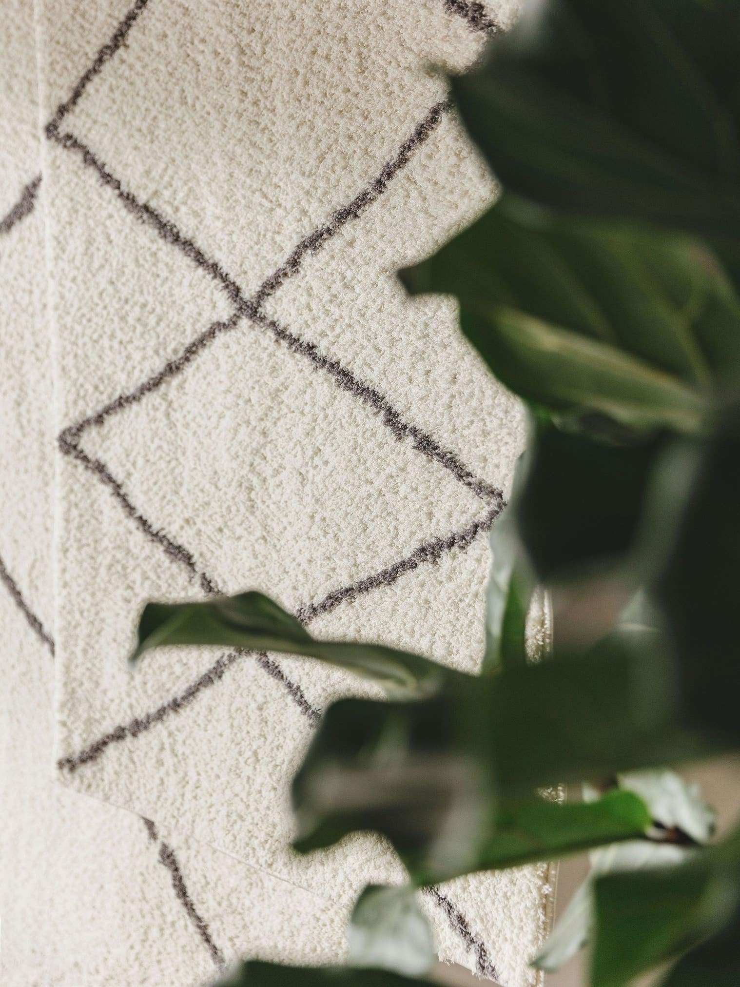 Tapijt van 100% Polyester (microfiber) in Beige met een 21 - 30 mm hoge pool van benuta Nest