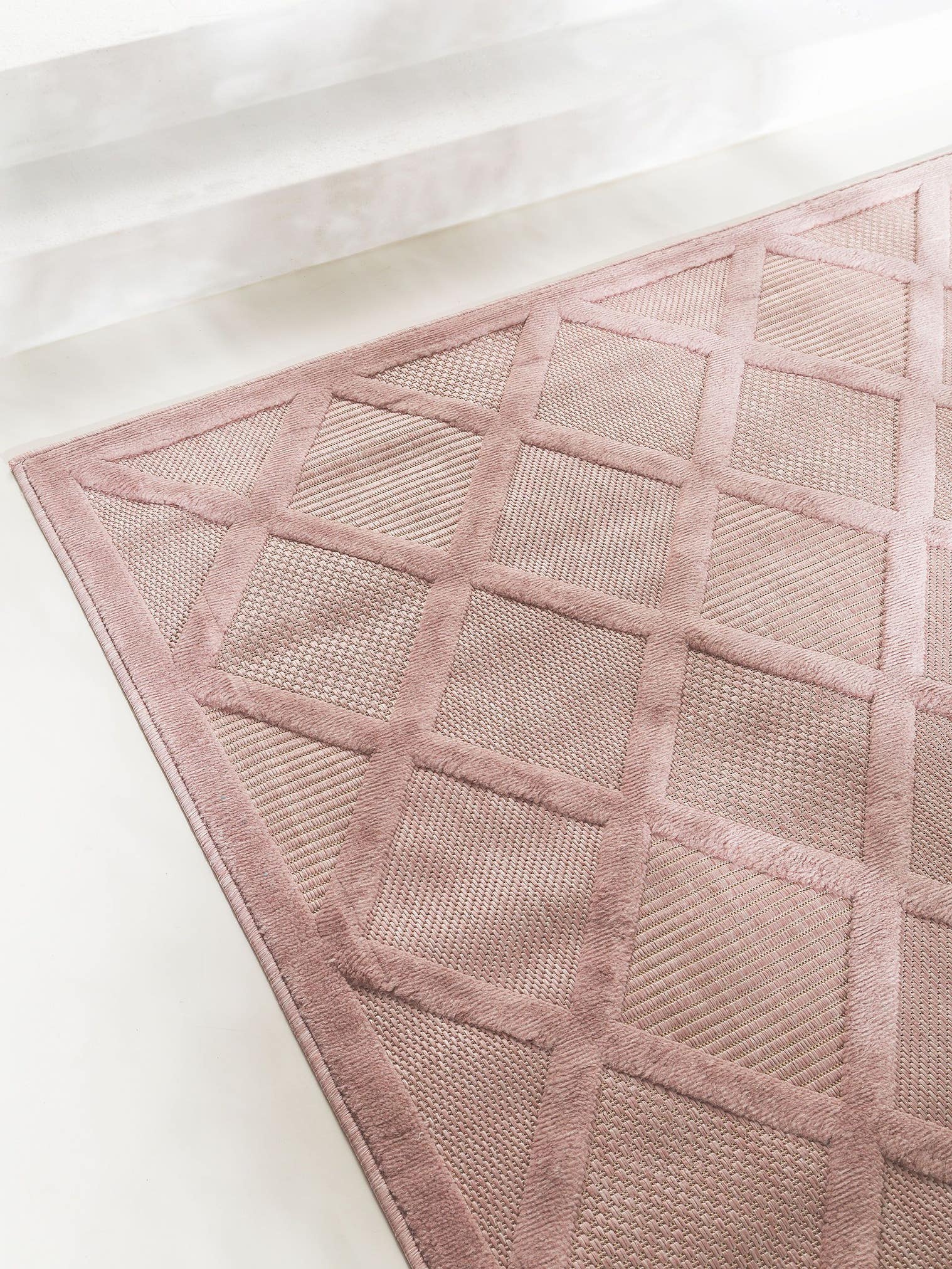 Rug made of 100% Polypropylene in Pink with a 1- 5 mm high pile by benuta Nest