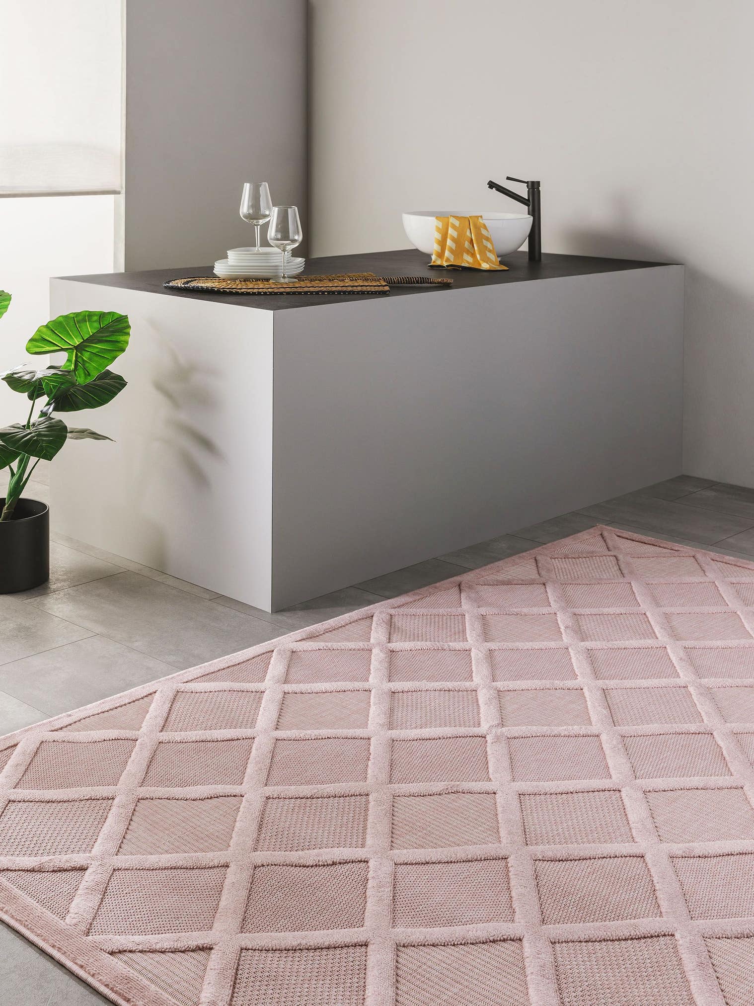 Rug made of 100% Polypropylene in Pink with a 1- 5 mm high pile by benuta Nest