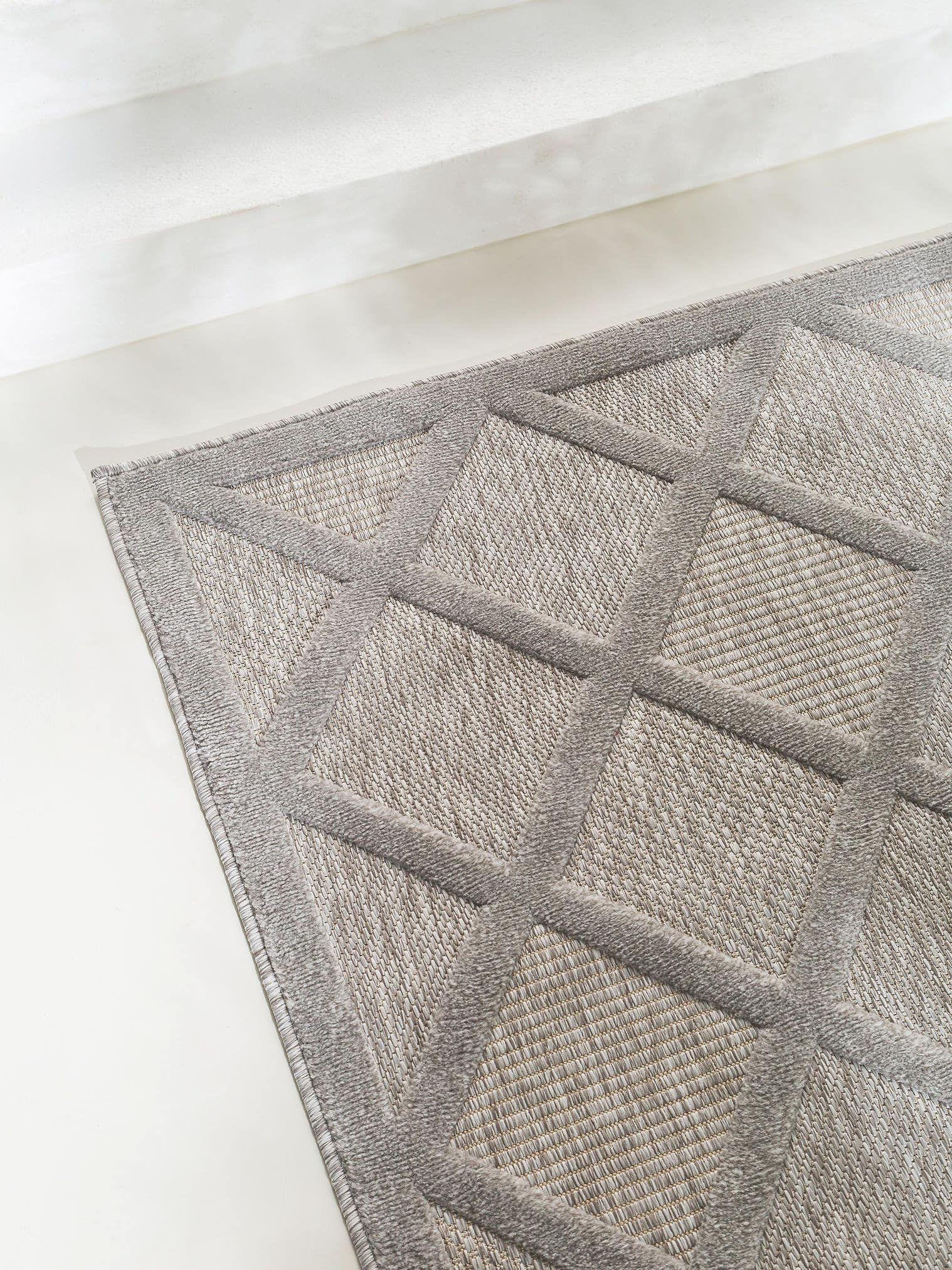 Teppich aus 100% Polypropylen in Grau mit bis 5 mm hohem Flor von benuta Nest