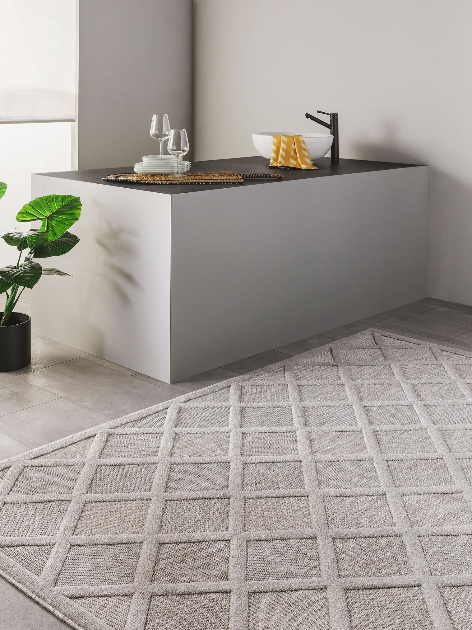 Teppich aus 100% Polypropylen in Grau mit bis 5 mm hohem Flor von benuta Nest