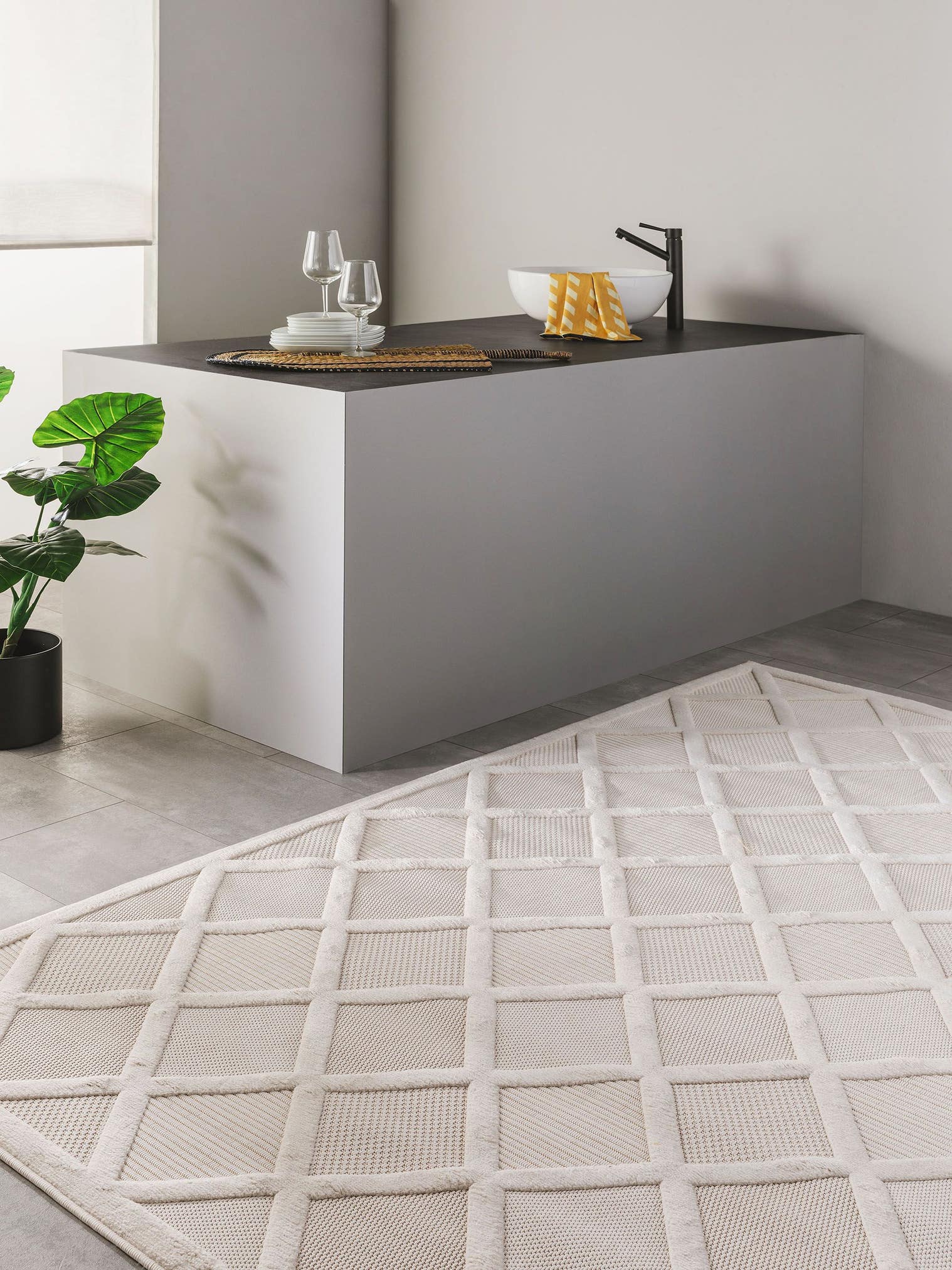 Teppich aus 100% Polypropylen in Beige mit bis 5 mm hohem Flor von benuta Nest