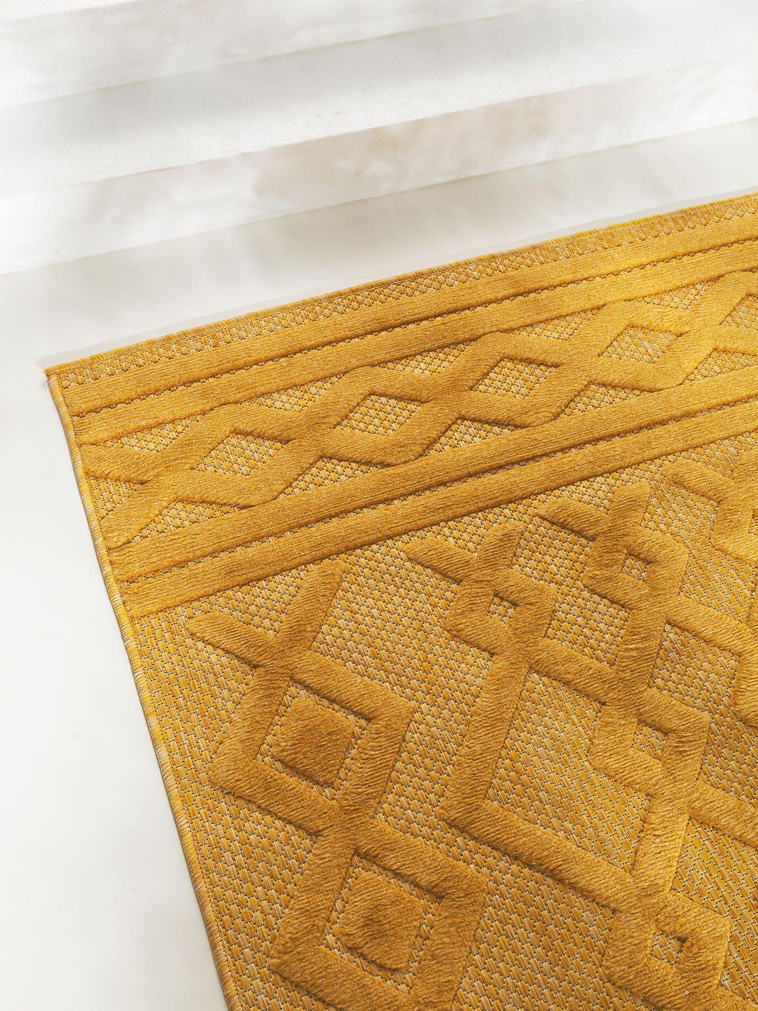 Teppich aus 100% Polypropylen in Gelb mit bis 5 mm hohem Flor von benuta Nest