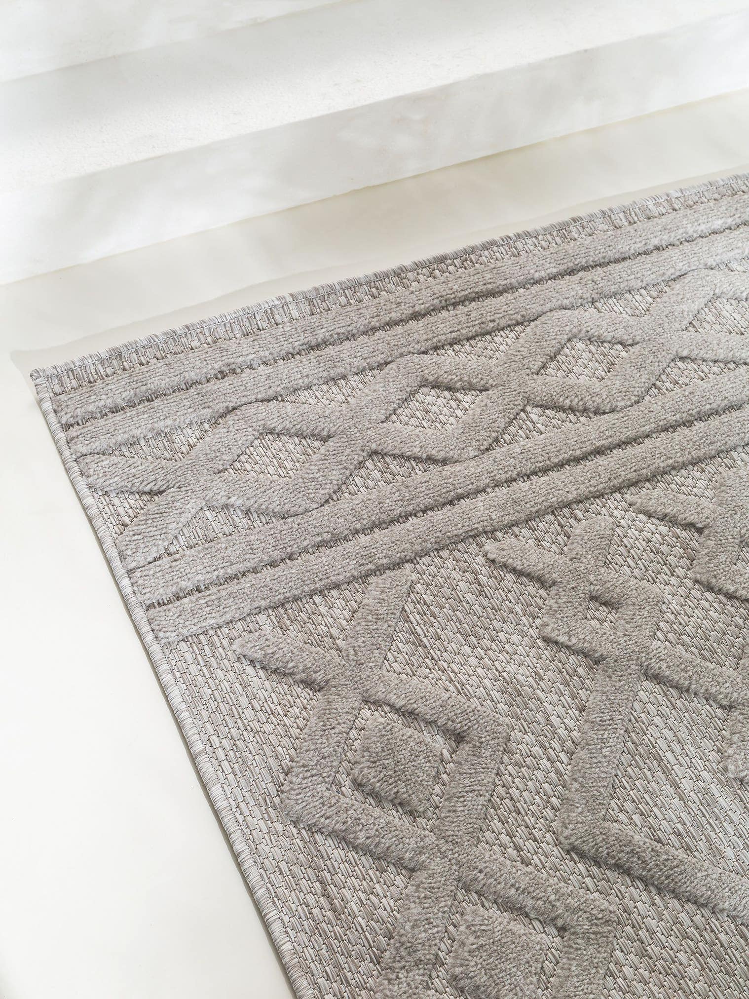 Tapis en 100% Polypropylène en Gris avec une pile de 1- 5 mm de hauteur de benuta Nest