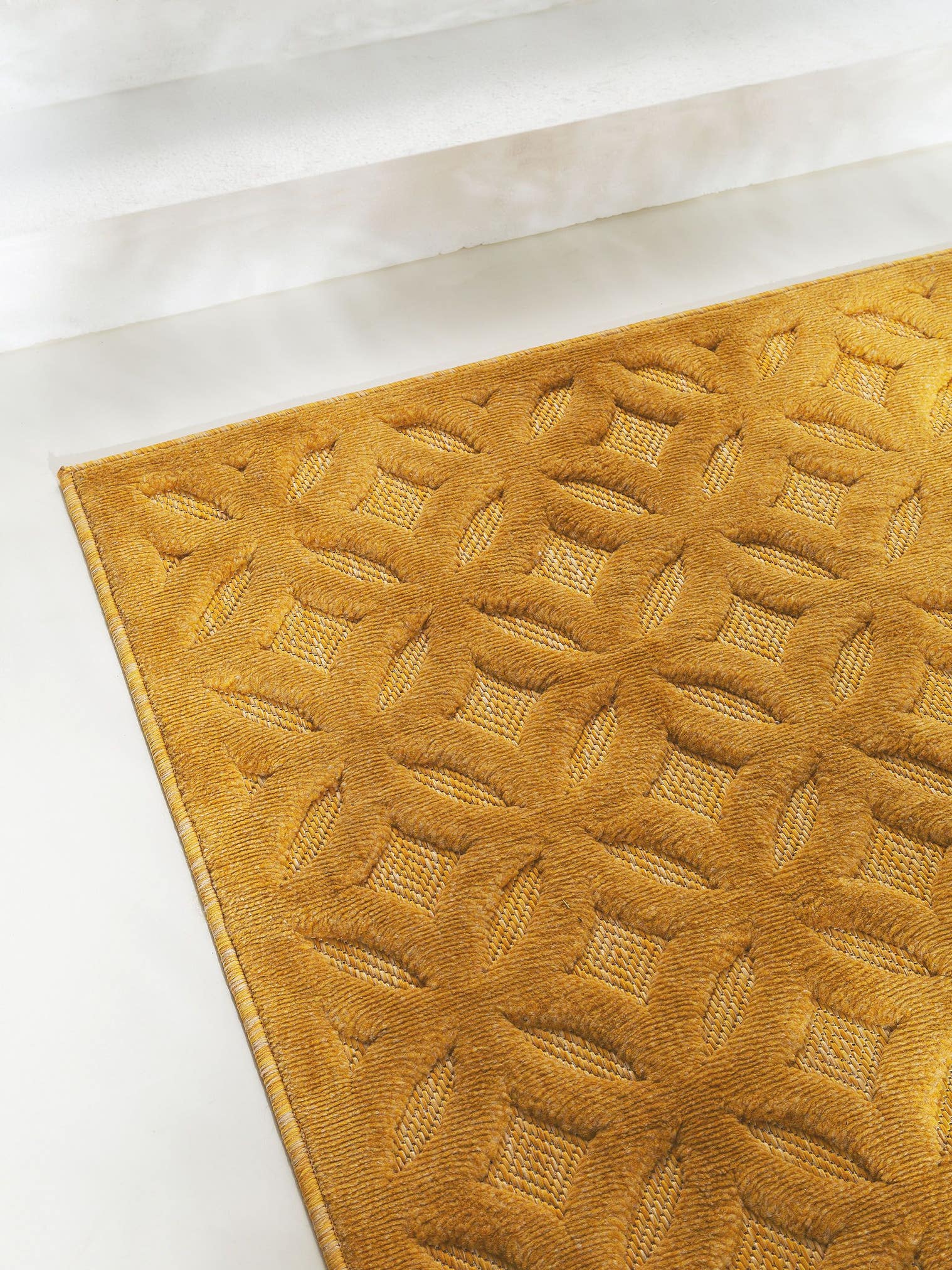 Teppich aus 100% Polypropylen in Gelb mit bis 5 mm hohem Flor von benuta Nest