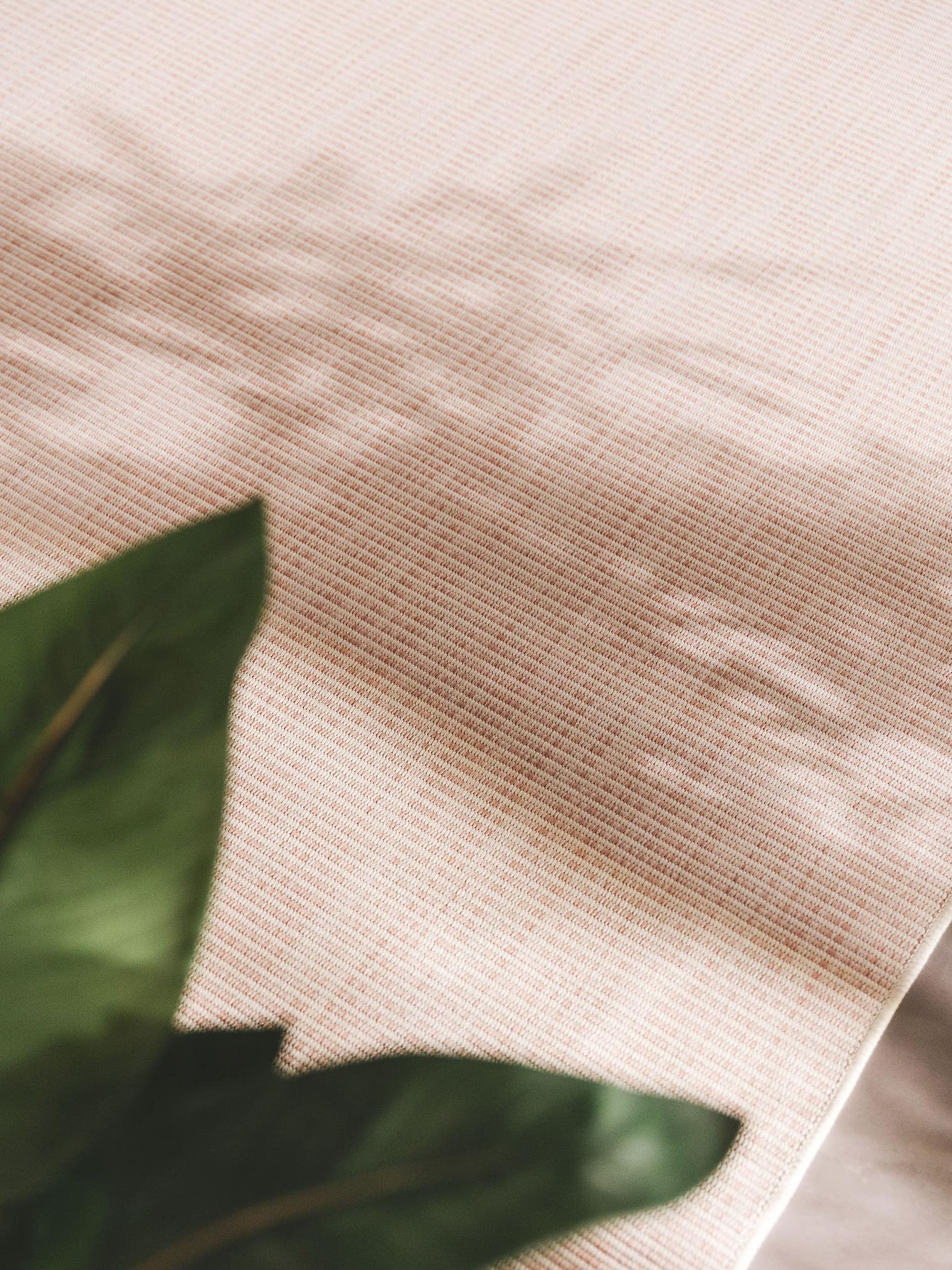 Teppich aus 100% Polypropylen in Rosa mit bis 5 mm hohem Flor von benuta Nest