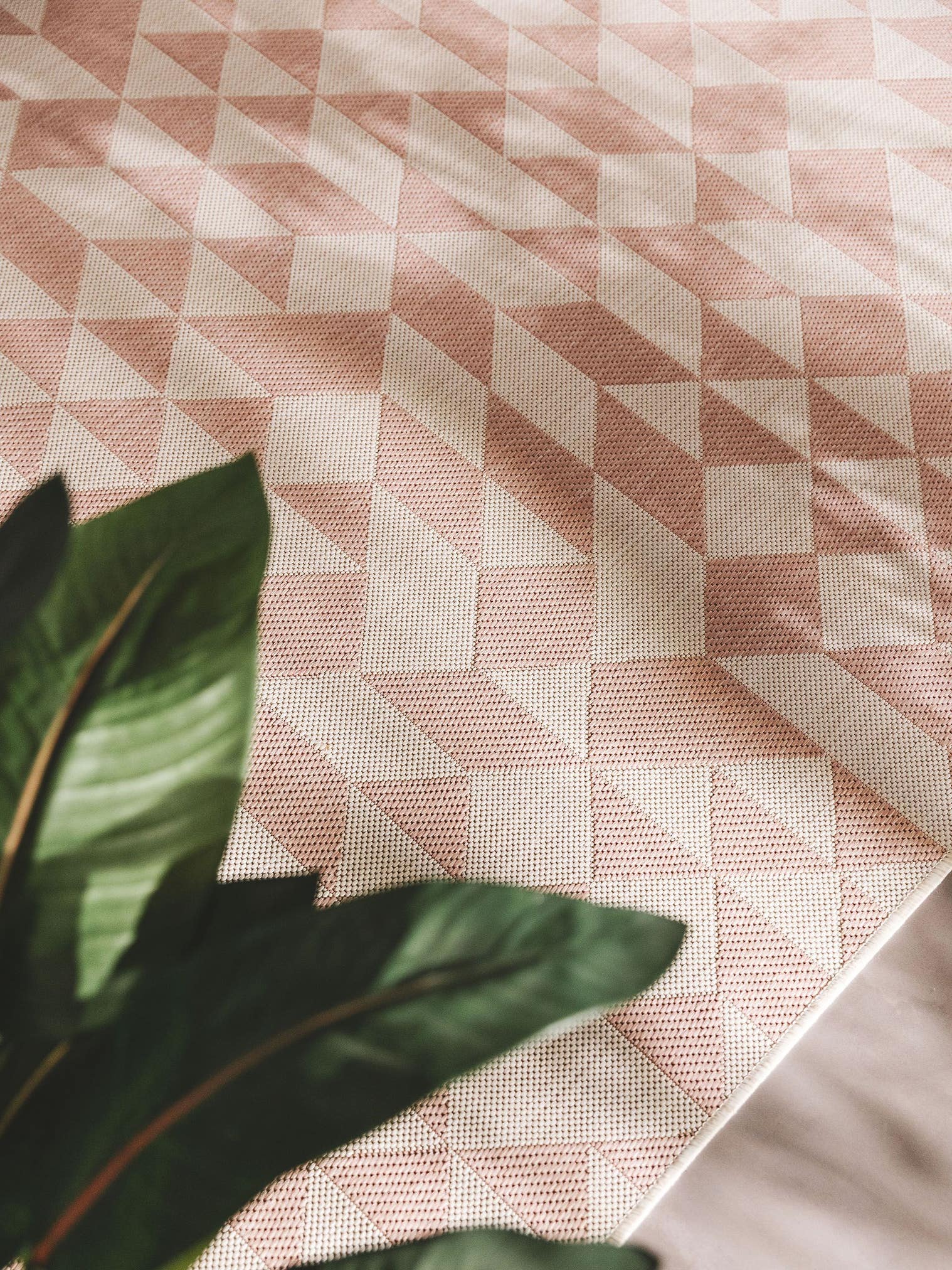 Rug made of 100% Polypropylene in Pink with a 1- 5 mm high pile by benuta Nest