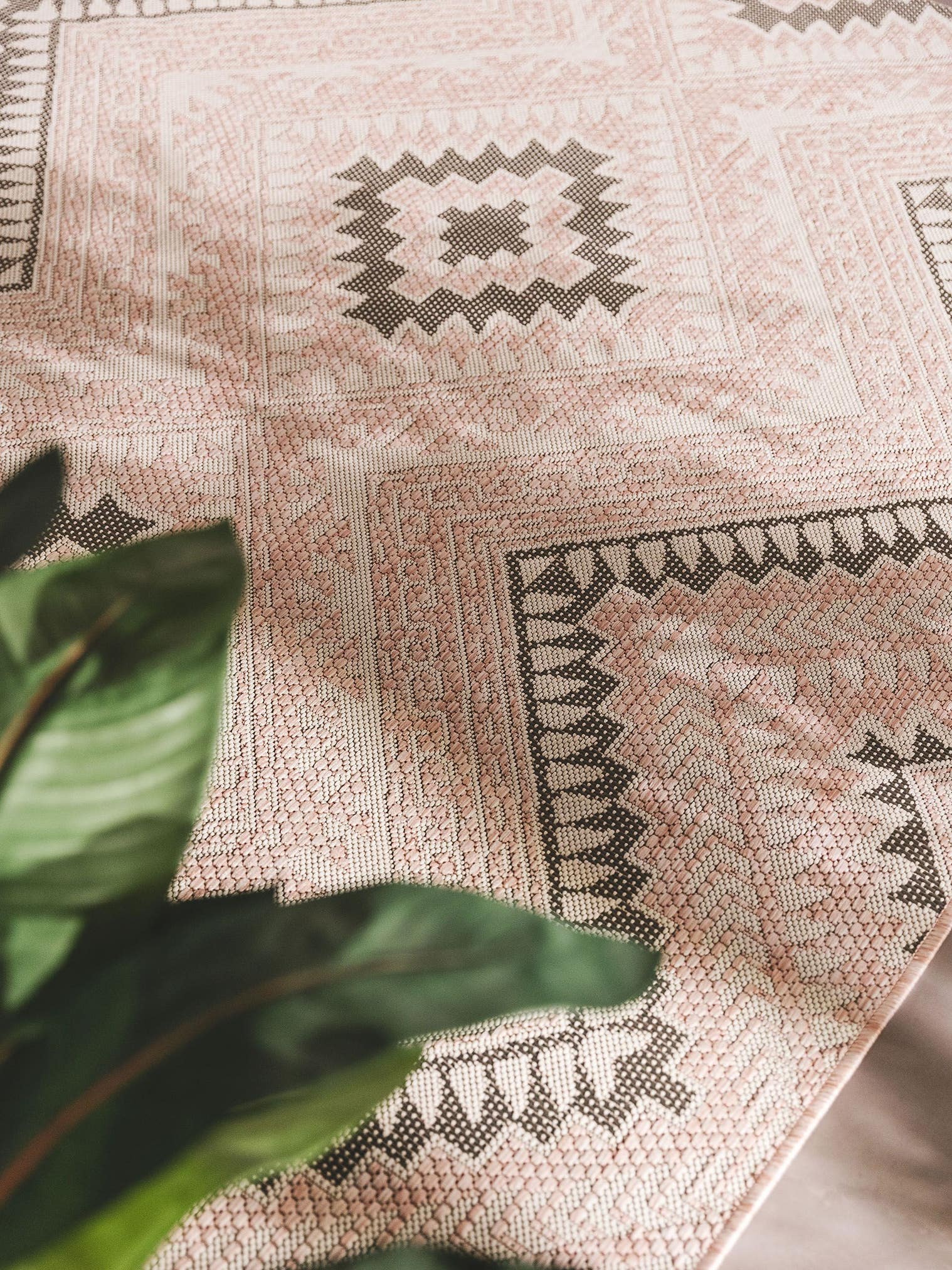Rug made of 100% Polypropylene in Pink with a 1- 5 mm high pile by benuta Nest