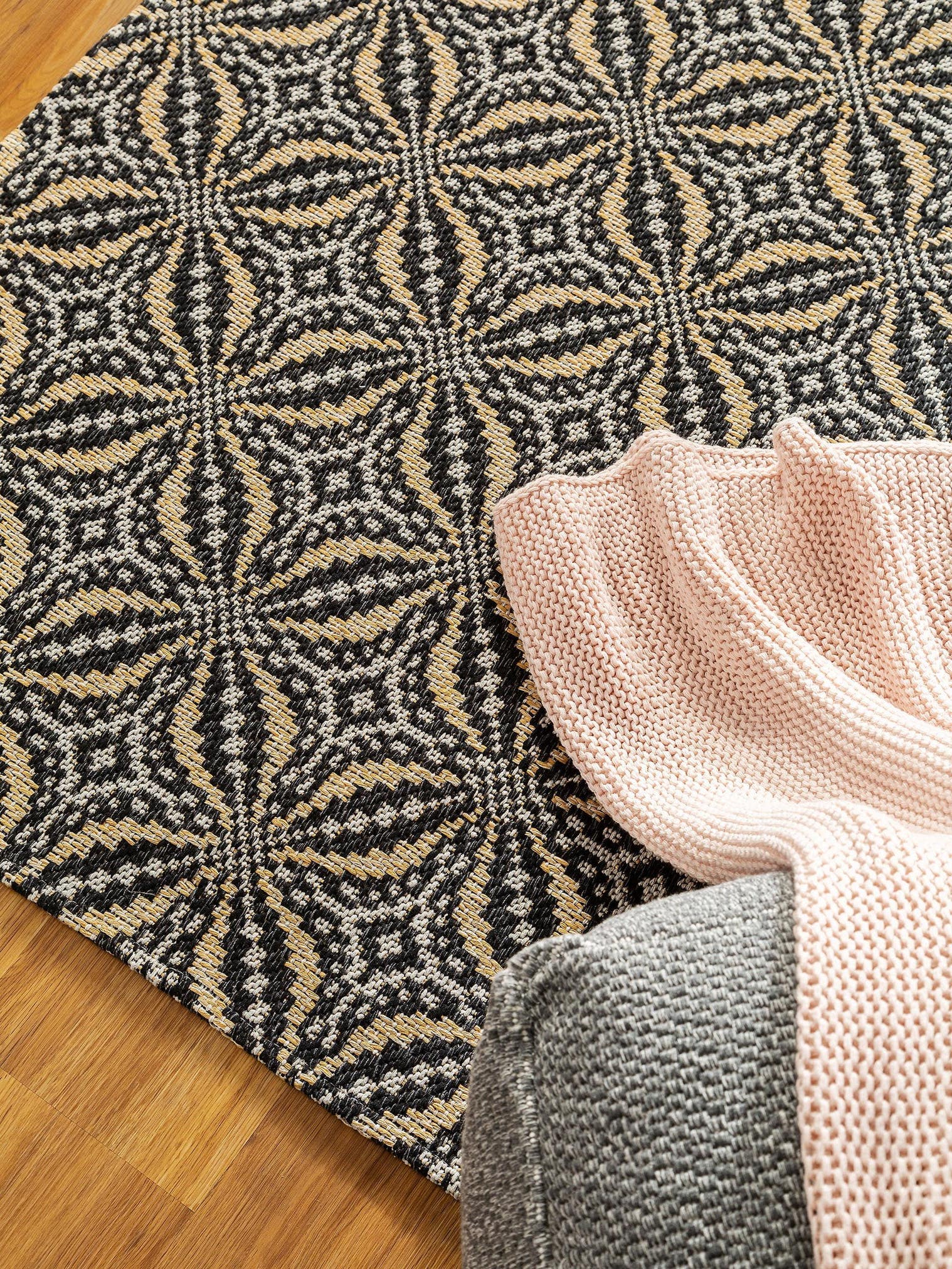 Teppich aus 100% Baumwolle in Schwarz mit bis 5 mm hohem Flor von benuta Nest