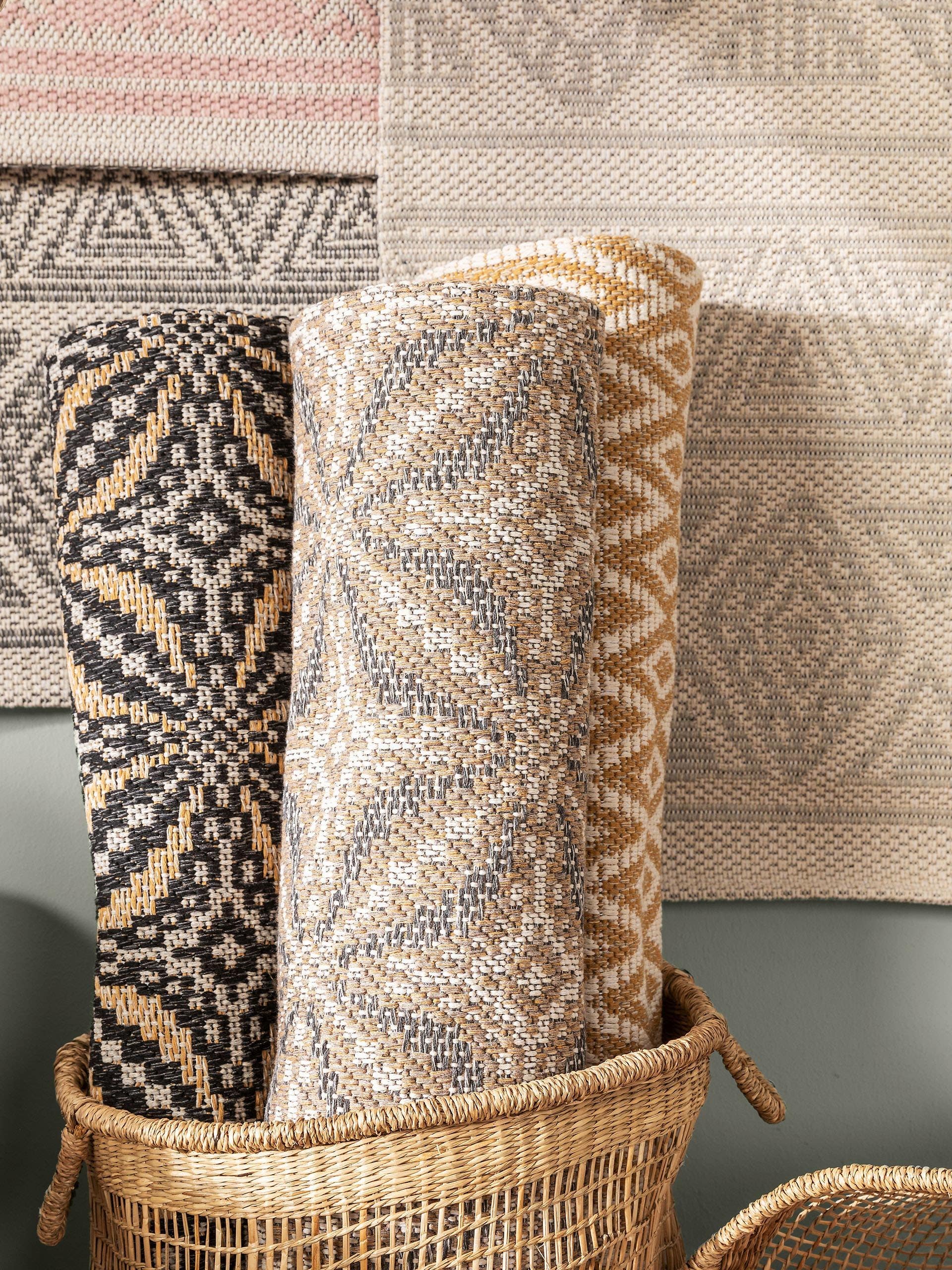 Rug made of 100% Cotton in Black with a 1- 5 mm high pile by benuta Nest