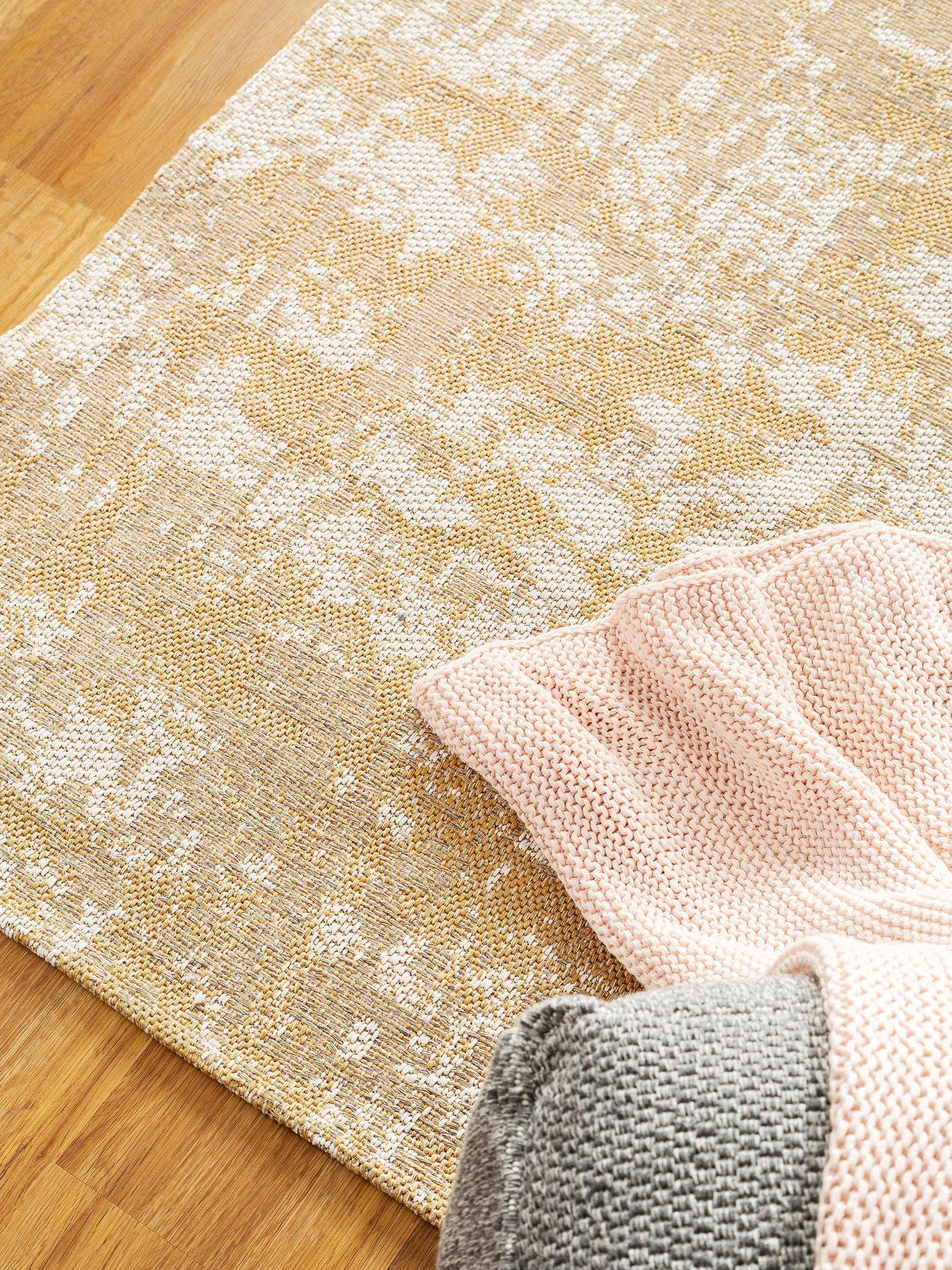 Teppich aus 100% Baumwolle in Gelb mit bis 5 mm hohem Flor von benuta Nest