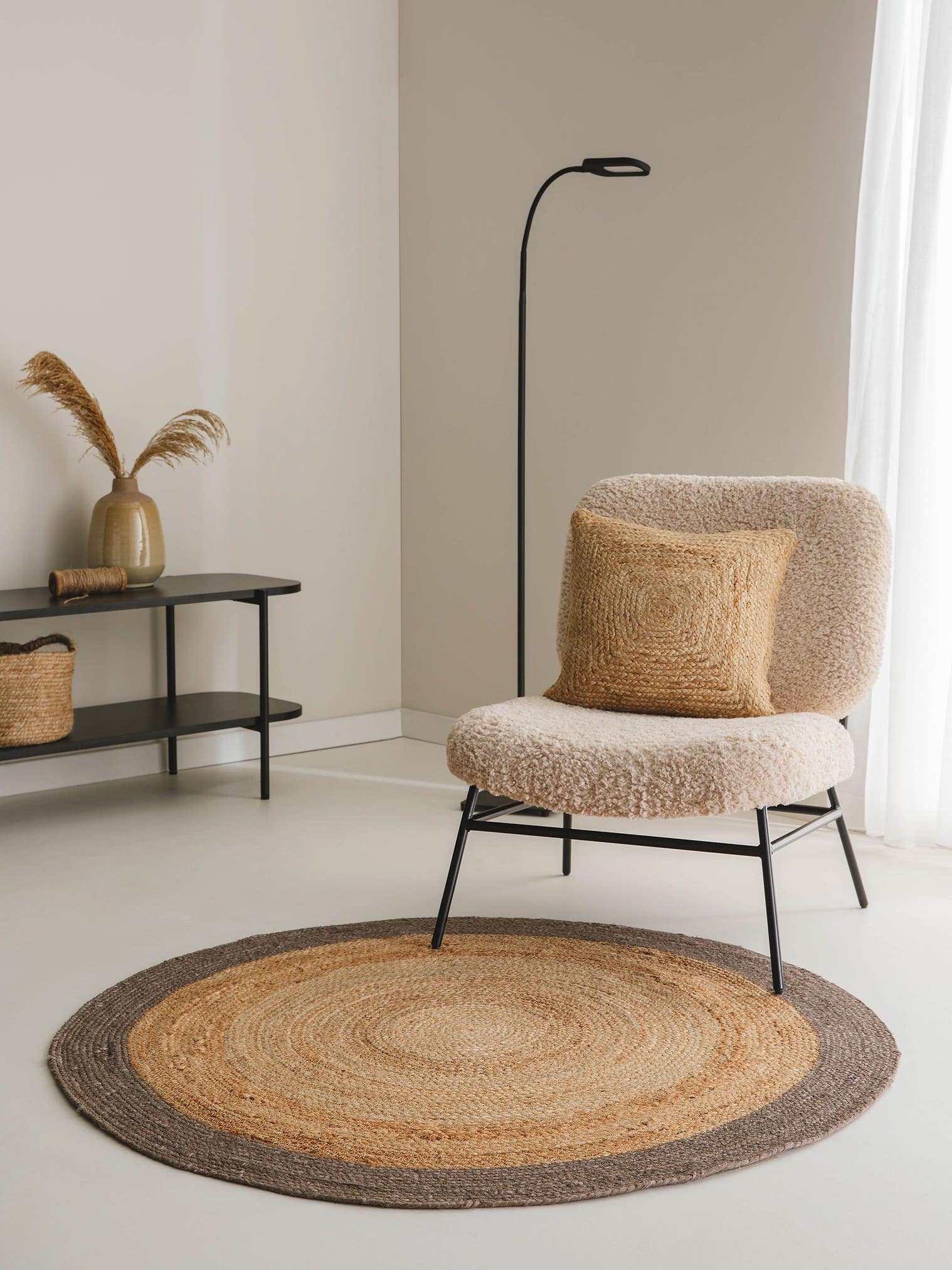 Teppich aus 100% Jute in Grau mit bis 5 mm hohem Flor von benuta Pure