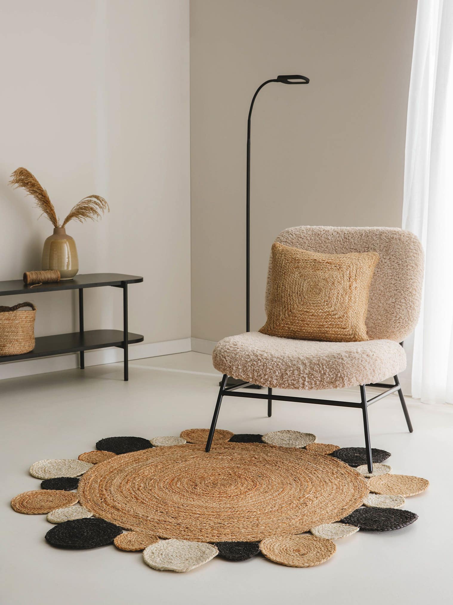 Tapijt van 100% Jute in Bruin met een 1- 5 mm hoge pool van benuta Pure